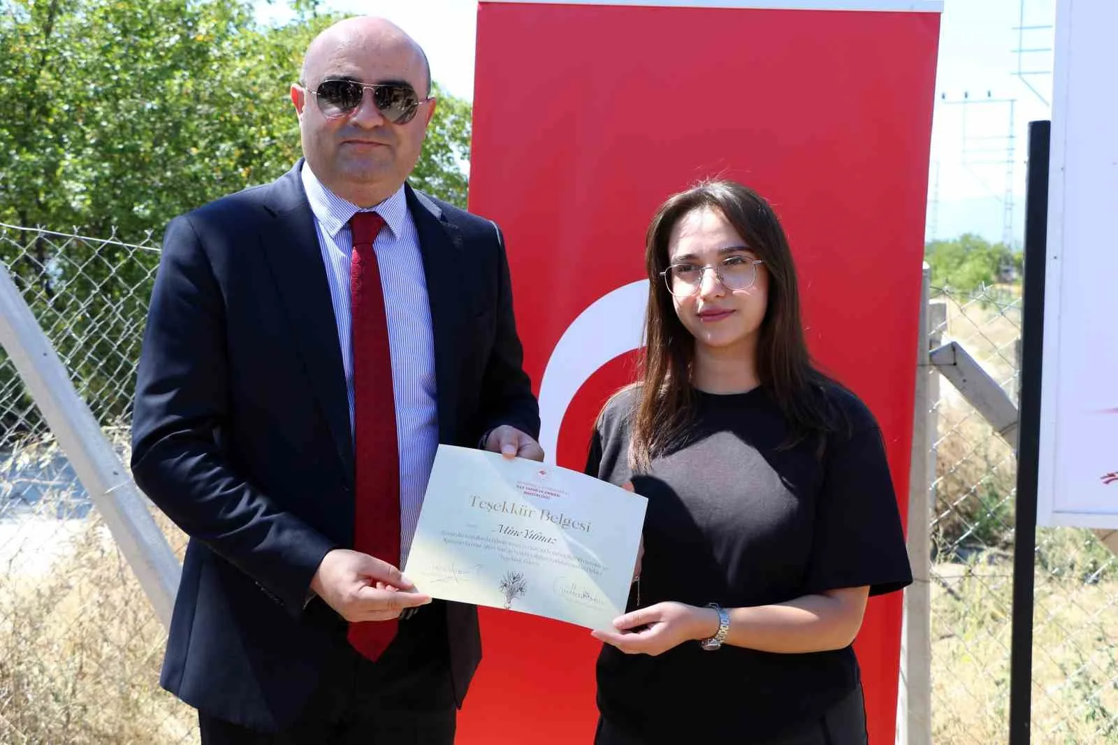 "DÜNYANIN EN PAHALI BAHARATI" OLARAK BİLİNEN SAFRANBOLU SAFRANIN TOPRAK ALTI ZARARLILARDAN KORUNMASI VE ÜRETİMİNİN ARTIRILMASI İÇİN 7 ADET AR-GE PROJESİ GELİŞTİRİLDİ.  SAFRANBOLU KAYMAKAMI HAYRETTİN BASKIN, ZİRAAT MÜHENDİSİ MİNE YILMAZ'A, TEŞEKKÜR BELGESİ VERDİ.