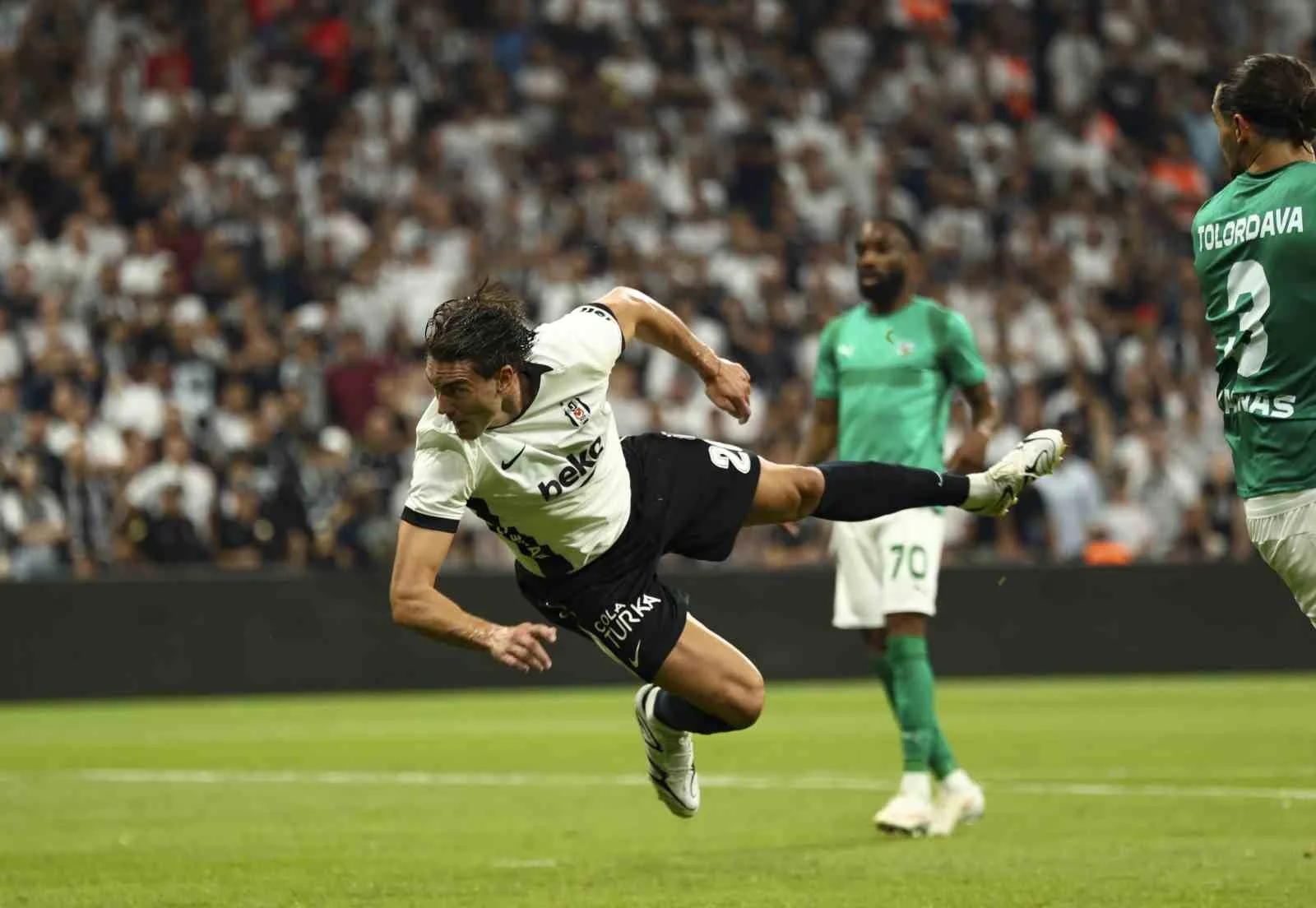 BEŞİKTAŞ’IN YENİ GOLCÜSÜ DUSAN VLAHOVİC, SİYAH-BEYAZLI FORMAYI İLK KEZ KAUNO ZALGİRİS MAÇINDA SIRTINA GEÇİRDİ.