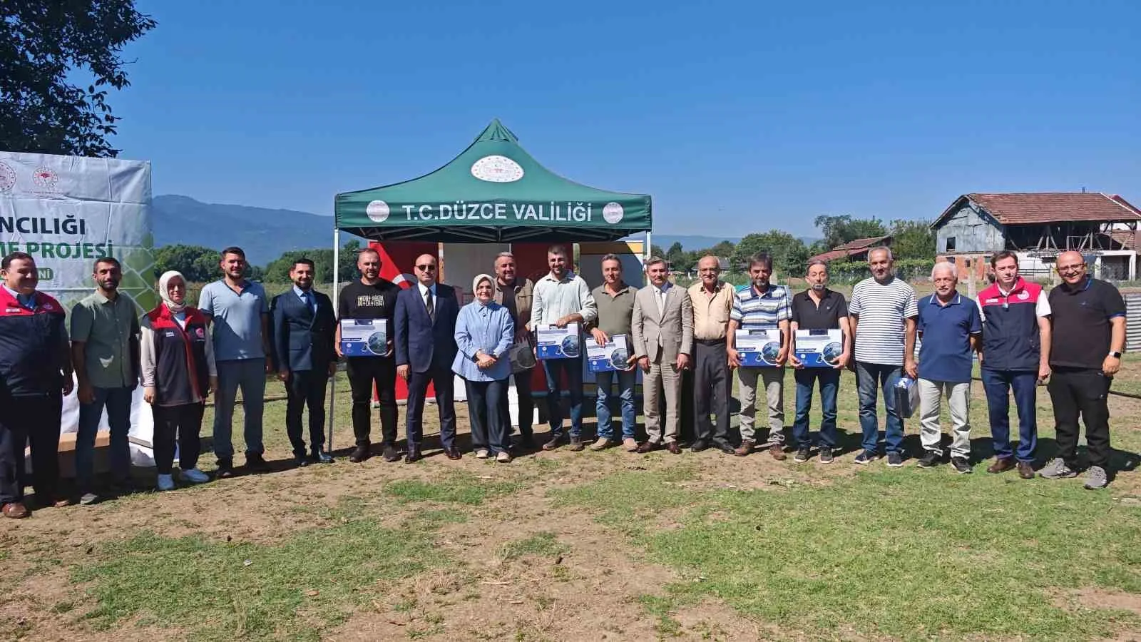 DÜZCE’DE KÜÇÜKBAŞ HAYVANCILIĞIN GELİŞTİRİLMESİ, YETİŞTİRİCİLERİN İŞ YÜKÜNÜN AZALTILMASI VE HAYVAN SAĞLIĞI İLE REFAHININ ARTIRILMASI AMACIYLA HAYATA GEÇİRİLEN KÜÇÜKBAŞ HAYVANCILIK ALTYAPISININ GÜÇLENDİRİLMESİ PROJESİ KAPSAMINDA MOBİL KÜÇÜKBAŞ HAYVAN YIKAMA MAKİNESİ İLE KIRKIM MAKİNELERİNİN TESLİM TÖRENİ GERÇEKLEŞTİRİLDİ.