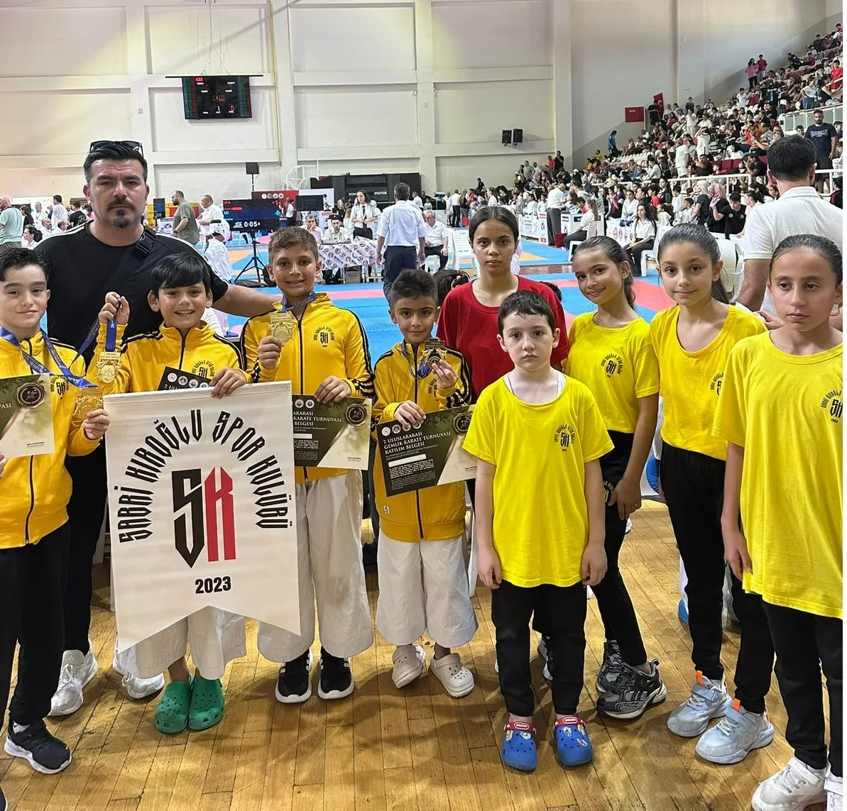 TURNUVADA MÜCADELE EDEN DÜZCE SABRİ KIROĞLU SPOR KULÜBÜ SPORCULARI, ELDE ETTİKLERİ DERECELERLE ÖNEMLİ BİR BAŞARIYA İMZA ATTI.
