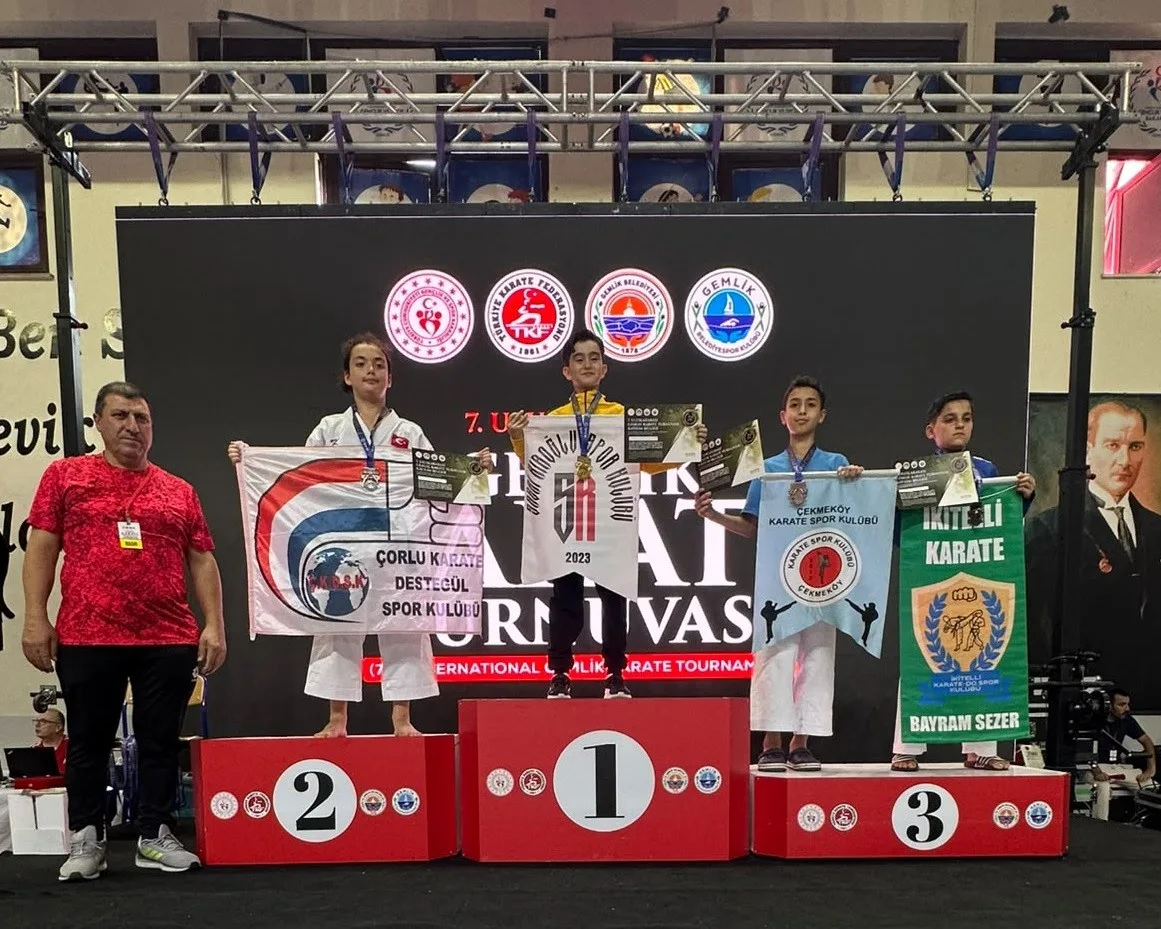TURNUVADA MÜCADELE EDEN DÜZCE SABRİ KIROĞLU SPOR KULÜBÜ SPORCULARI, ELDE ETTİKLERİ DERECELERLE ÖNEMLİ BİR BAŞARIYA İMZA ATTI.