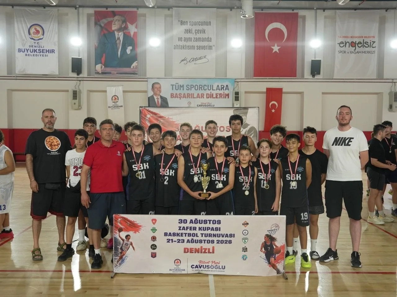 DENİZLİ BÜYÜKŞEHİR BELEDİYESİ’NİN 30 AĞUSTOS ZAFER BAYRAMI ETKİNLİKLERİ KAPSAMINDA DÜZENLEDİĞİ ZAFER KUPASI BASKETBOL TURNUVASI, EGE BÖLGESİ’NDEN GENÇ SPORCULARI DENİZLİ’DE BULUŞTURDU. ÜÇ GÜN SÜREN TURNUVADA 20 TAKIM VE YAKLAŞIK 300 SPORCU, DOSTLUK VE CENTİLMENLİK İÇİNDE MÜCADELE ETTİ.