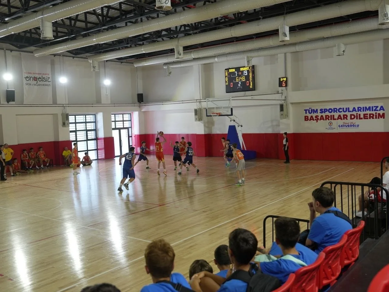 DENİZLİ BÜYÜKŞEHİR BELEDİYESİ’NİN 30 AĞUSTOS ZAFER BAYRAMI ETKİNLİKLERİ KAPSAMINDA DÜZENLEDİĞİ ZAFER KUPASI BASKETBOL TURNUVASI, EGE BÖLGESİ’NDEN GENÇ SPORCULARI DENİZLİ’DE BULUŞTURDU. ÜÇ GÜN SÜREN TURNUVADA 20 TAKIM VE YAKLAŞIK 300 SPORCU, DOSTLUK VE CENTİLMENLİK İÇİNDE MÜCADELE ETTİ.