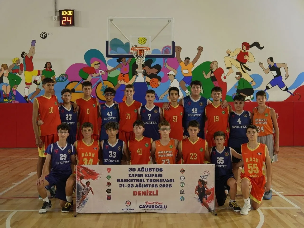 DENİZLİ BÜYÜKŞEHİR BELEDİYESİ’NİN 30 AĞUSTOS ZAFER BAYRAMI ETKİNLİKLERİ KAPSAMINDA DÜZENLEDİĞİ ZAFER KUPASI BASKETBOL TURNUVASI, EGE BÖLGESİ’NDEN GENÇ SPORCULARI DENİZLİ’DE BULUŞTURDU. ÜÇ GÜN SÜREN TURNUVADA 20 TAKIM VE YAKLAŞIK 300 SPORCU, DOSTLUK VE CENTİLMENLİK İÇİNDE MÜCADELE ETTİ.