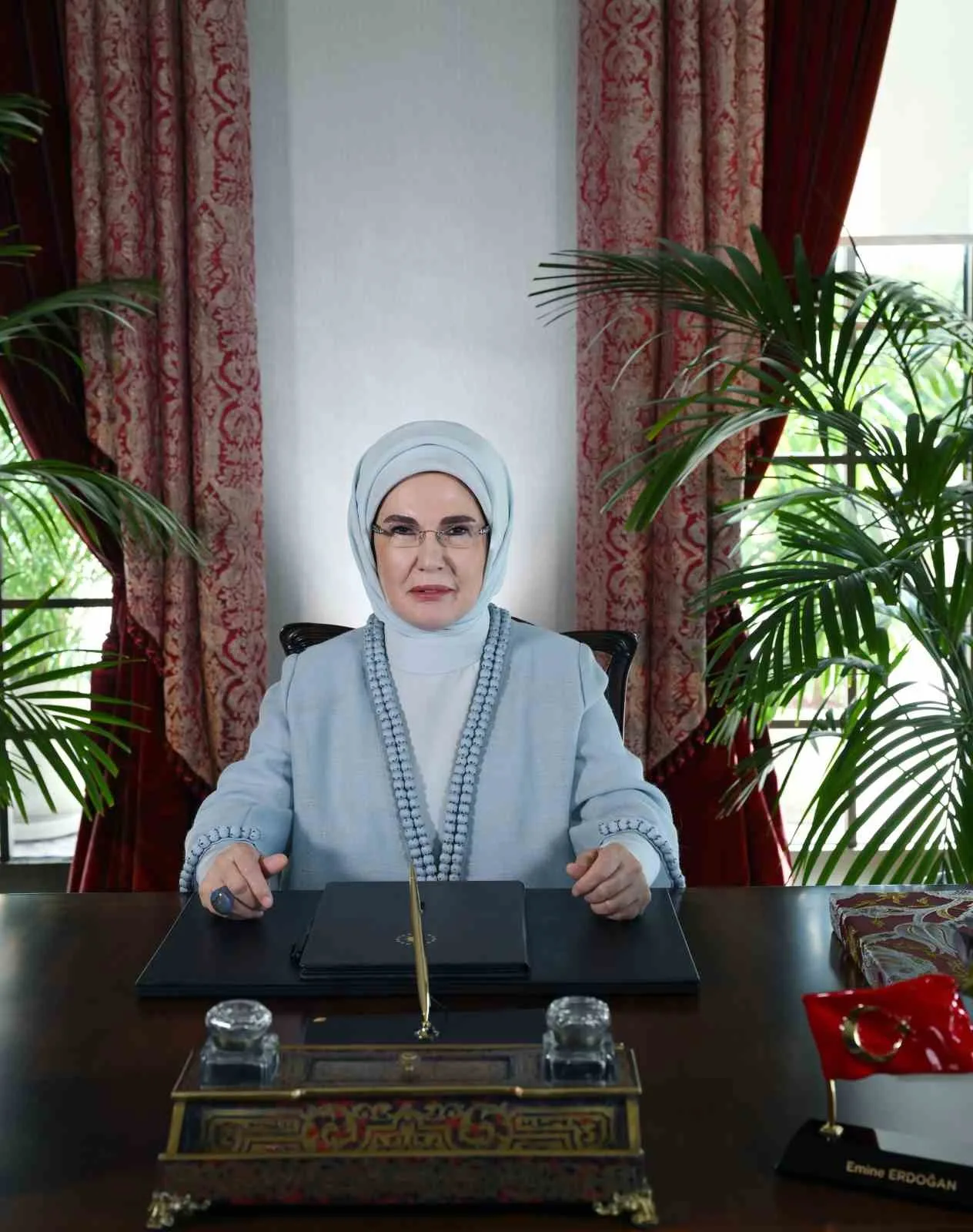 CUMHURBAŞKANI RECEP TAYYİP ERDOĞAN'IN EŞİ EMİNE ERDOĞAN, "DÖRT YILI AŞKIN SÜREDİR DEVAM EDEN SAVAŞTA, UKRAYNA HALKININ SERGİLEDİĞİ BİRLİK VE BERABERLİK DE, AĞIR SINAMALARI TOPLUMSAL DİRENÇLE ATLATMANIN EN GÜNCEL ÖRNEKLERİNDEN BİRİDİR" DEDİ.