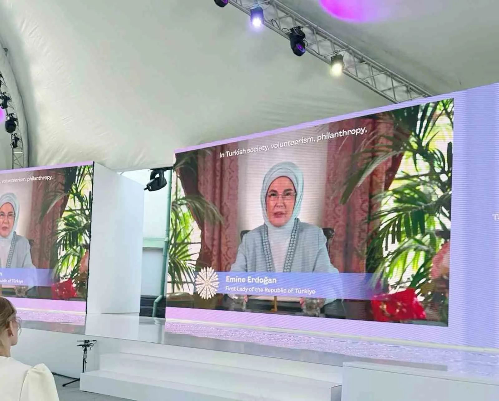 EMİNE ERDOĞAN, BU ZİRVE ARACILIĞIYLA YAPTIKLARI PAYLAŞIMLARI, ORTAK GELECEĞE SUNULMUŞ ÇOK ÖNEMLİ BİR KATKI OLARAK DEĞERLENDİRDİĞİNİ BELİRTEREK, FARKLI TOPLUM VE KÜLTÜRLERE AİT TECRÜBELERİN, İNSANLIĞIN MÜCADELE ETTİĞİ DERİN KRİZLERİ ATLATMADA YOL GÖSTERİCİ OLMASINI TEMENNİ ETTİ.