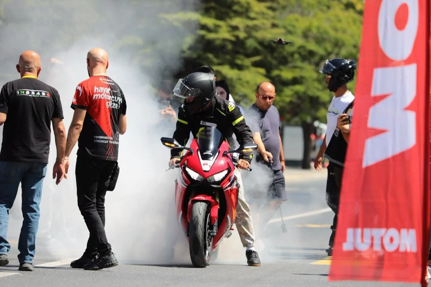 ERZİNCAN’DA DÜZENLENEN ERGAN MOTOFEST 2026’NIN İKİNCİ GÜNÜNDE GERÇEKLEŞTİRİLEN DRAG YARIŞLARI, HIZ VE ADRENALİN TUTKUNLARINA UNUTULMAZ ANLAR YAŞATTI