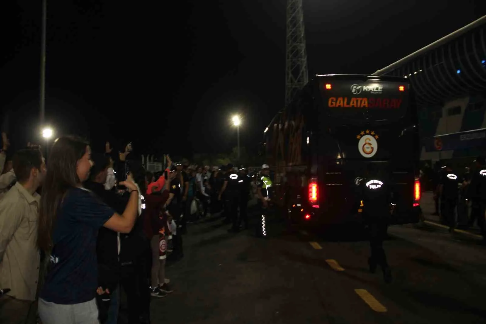 ERZURUMSPOR FK-GALATASARAY MAÇI ÖNCESİ TAKIMLAR STADYUMA GELDİ