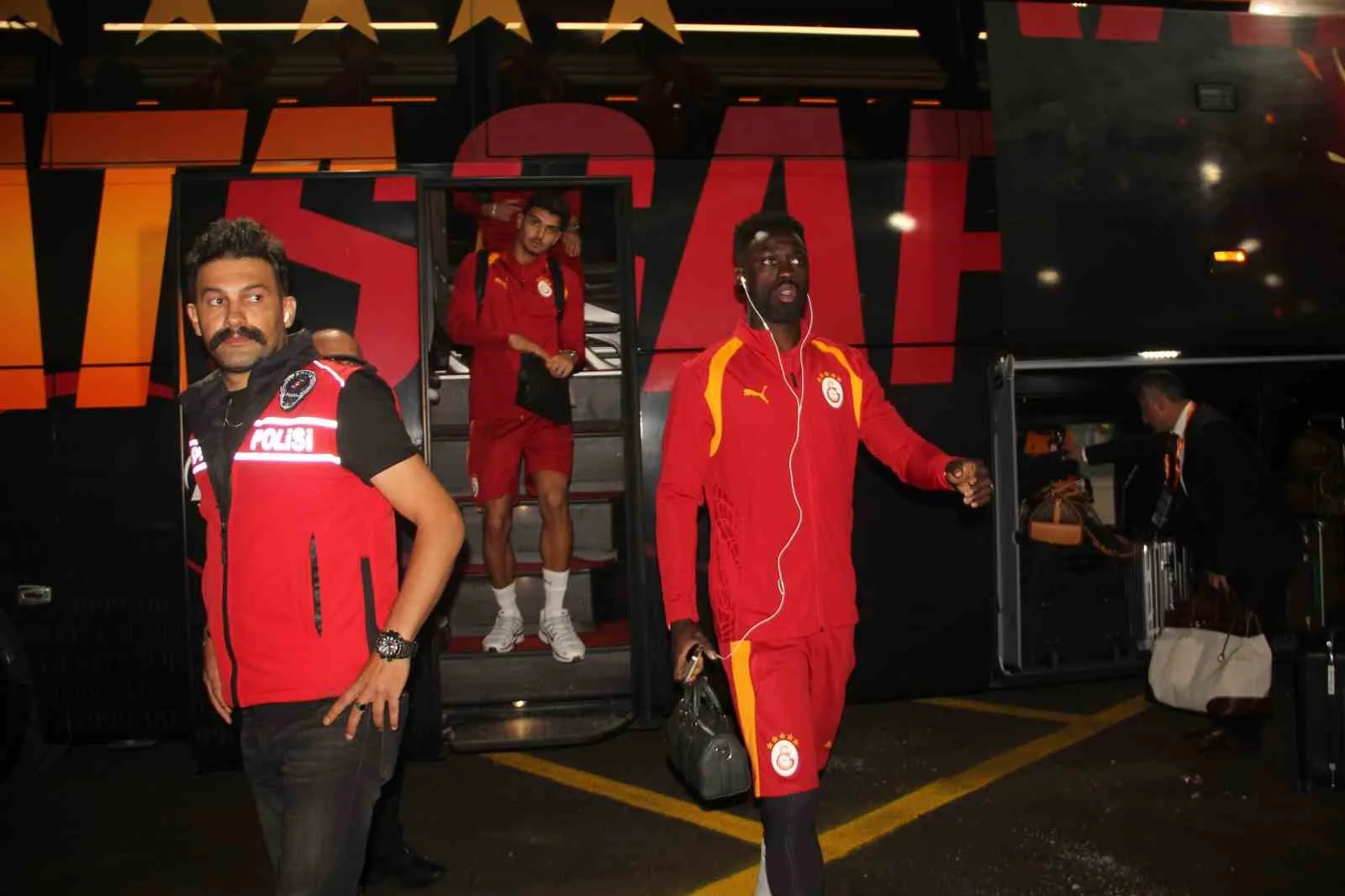 ERZURUMSPOR FK-GALATASARAY MAÇI ÖNCESİ TAKIMLAR STADYUMA GELDİ