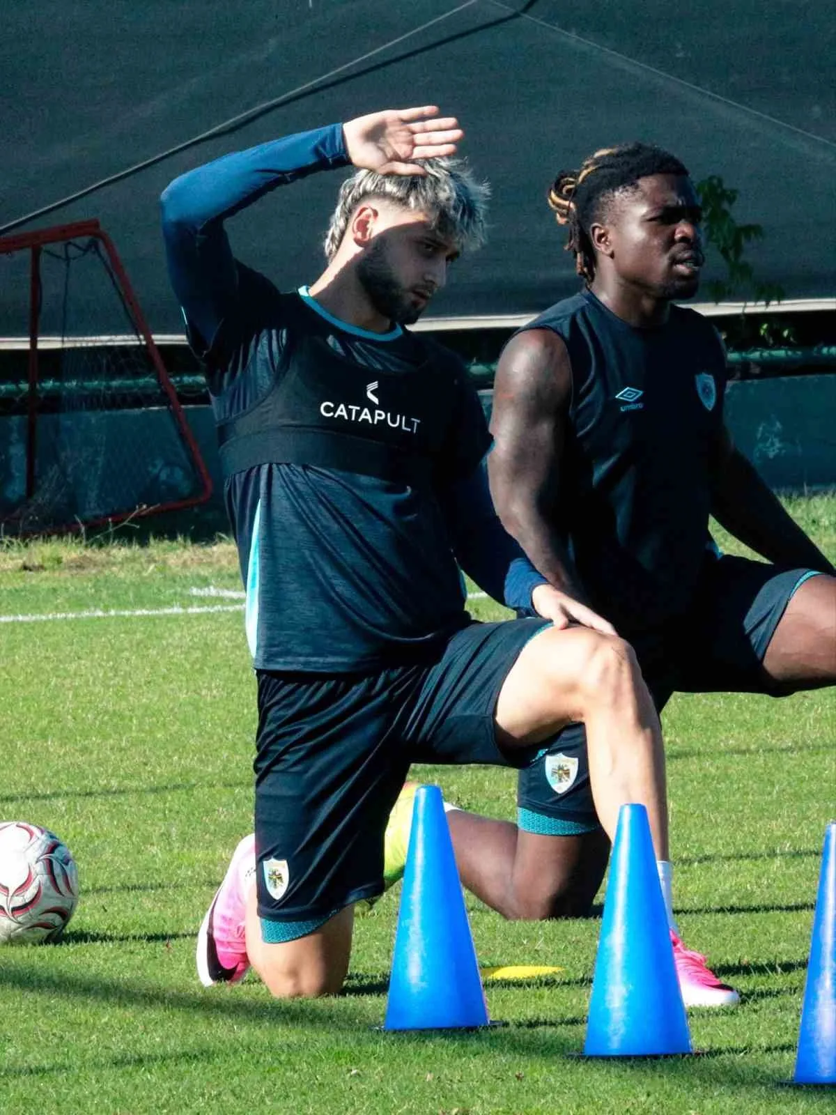 ERZURUMSPOR FK, TRENDYOL SÜPER LİG’İN 3. HAFTASINDA DEPLASMANDA GENÇLERBİRLİĞİ İLE OYNAYACAĞI KARŞILAŞMANIN HAZIRLIKLARINA BAŞLADI.  NARİMAN AKHUNDZAZA (SOLDA), FESTY EBOSELE (SAĞDA)