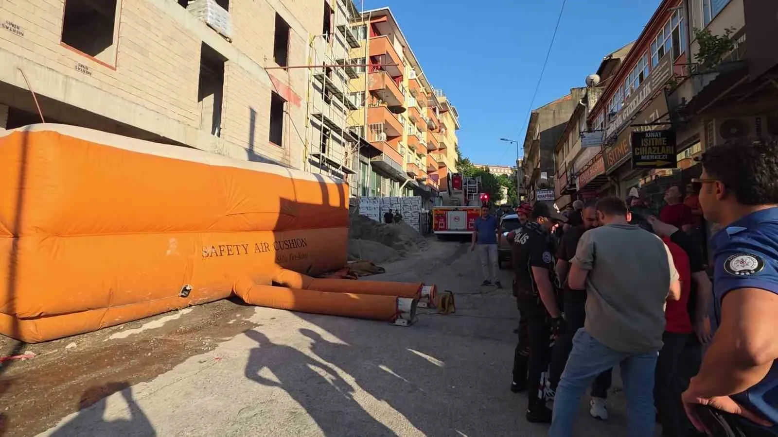 ZONGULDAK'IN KARADENİZ EREĞLİ İLÇESİNDE EŞİYLE TARTIŞTIĞI ÖĞRENİLEN BİR KİŞİ, YAPIMI DEVAM EDEN BİR İNŞAATA ÇIKTI. YAKLAŞIK 45 DAKİKA SÜREN İKNA ÇALIŞMALARININ ARDINDAN BİNADAN İNDİRİLEN ŞAHIS HASTANEYE KALDIRILDI.
