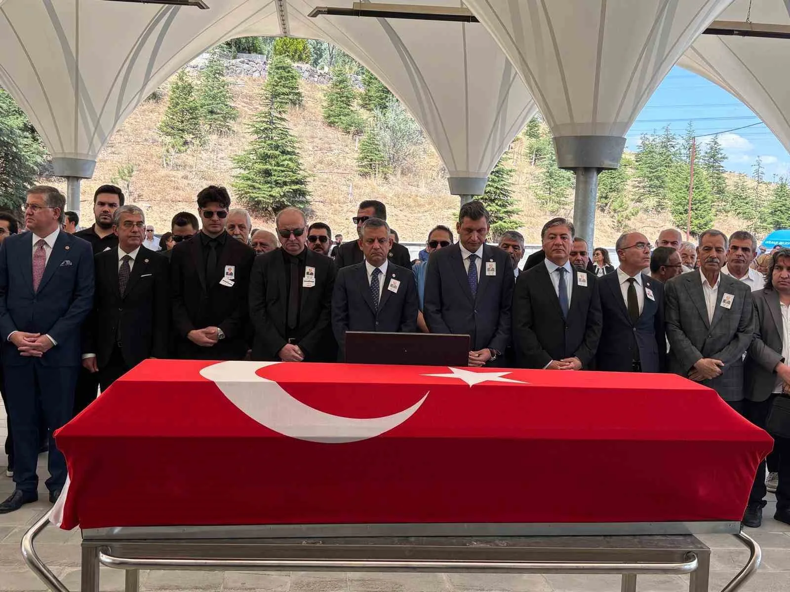 ESKİ CHP KOCAELİ MİLLETVEKİLİ MEHMET CEVDET SELVİ’NİN CENAZE TÖRENİ ÖĞLE NAMAZINA MÜTEAKİP ANKARA'DA BULUNAN GÖLBAŞI MEZARLIĞI CAMİ'SİNDE GERÇEKLEŞTİRİLDİ.