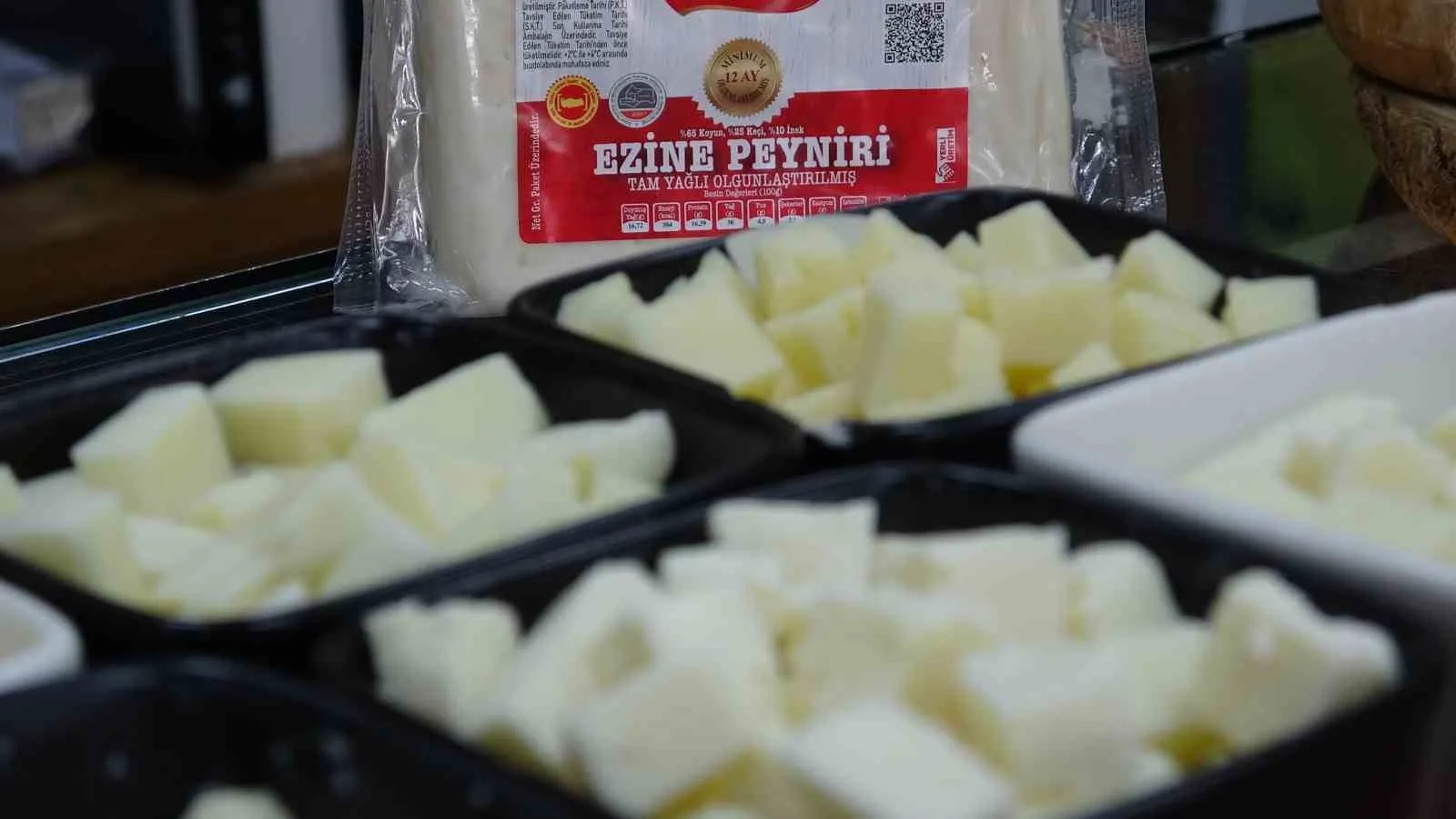 KAREKOD DÖNEMİ İLE EZİNE PEYNİRİ ALAN VATANDAŞLAR, KAREKODU OKUTARAK PEYNİRİ HANGİ MANDIRADAN, HANGİ İŞLETMEDEN NASIL BİR ÜRETİM SÜRECİNDEN GEÇTİĞİNİ GÖREBİLECEK.