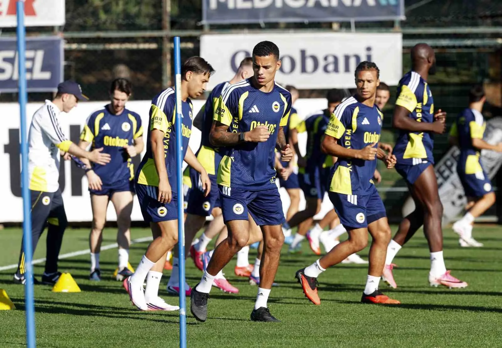 FENERBAHÇE, TRENDYOL SÜPER LİG’İN 2. HAFTASINDA KONYASPOR İLE OYNAYACAĞI MAÇIN HAZIRLIKLARINI AKŞAM SAATLERİNDE YAPTIĞI ANTRENMANLA SÜRDÜRDÜ