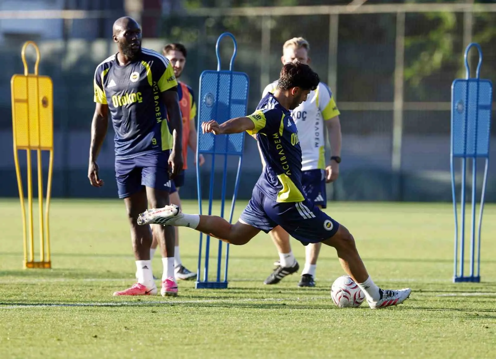 FENERBAHÇE, TRENDYOL SÜPER LİG’İN 2. HAFTASINDA KONYASPOR İLE OYNAYACAĞI MAÇIN HAZIRLIKLARINI AKŞAM SAATLERİNDE YAPTIĞI ANTRENMANLA SÜRDÜRDÜ
