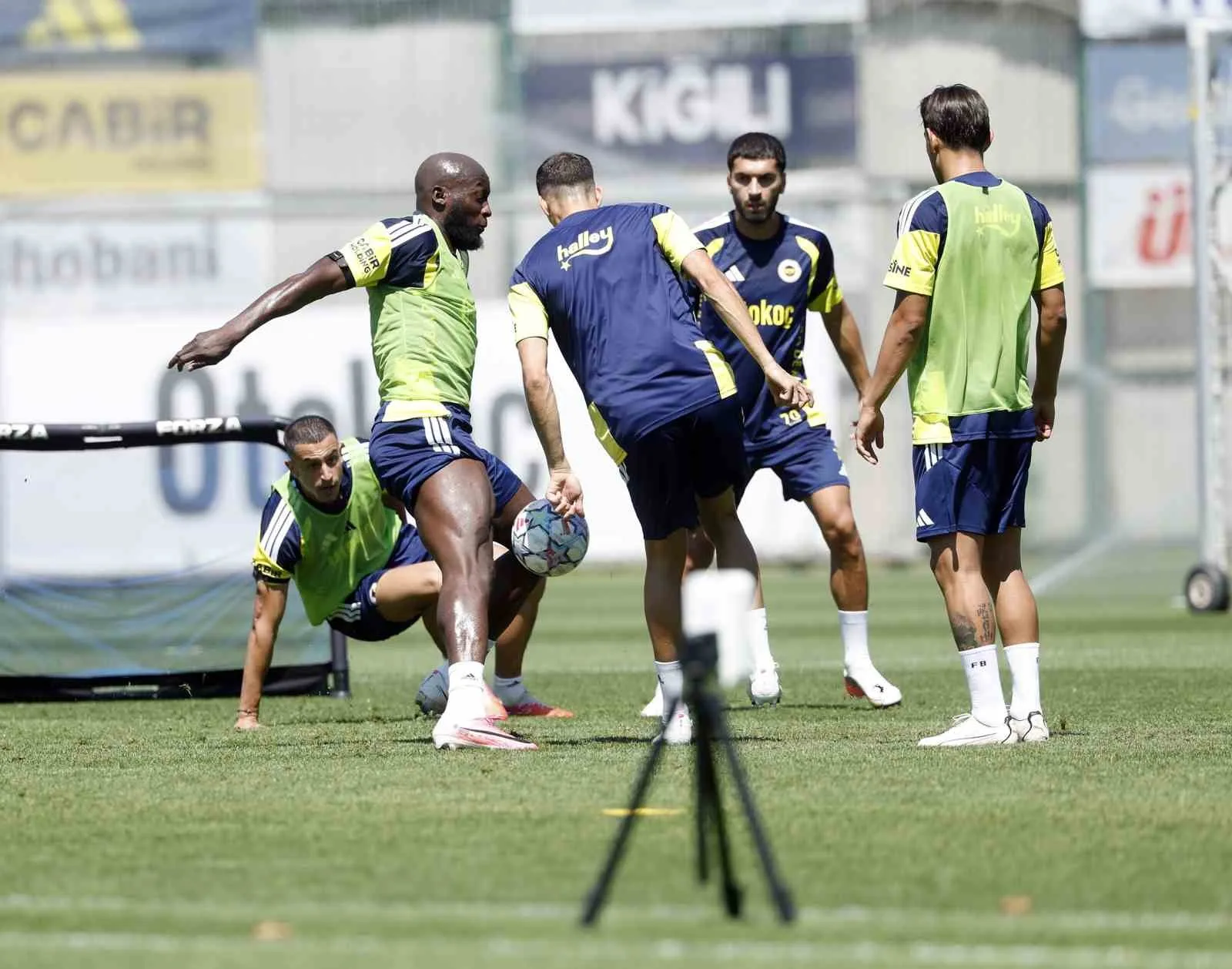 FENERBAHÇE, 26 AĞUSTOS ÇARŞAMBA GÜNÜ DEPLASMANDA FRANSIZ EKİBİ LYON İLE OYNAYACAĞI UEFA ŞAMPİYONLAR LİGİ PLAY OFF TURU RÖVANŞ MAÇI HAZIRLIKLARINA BAŞLADI.