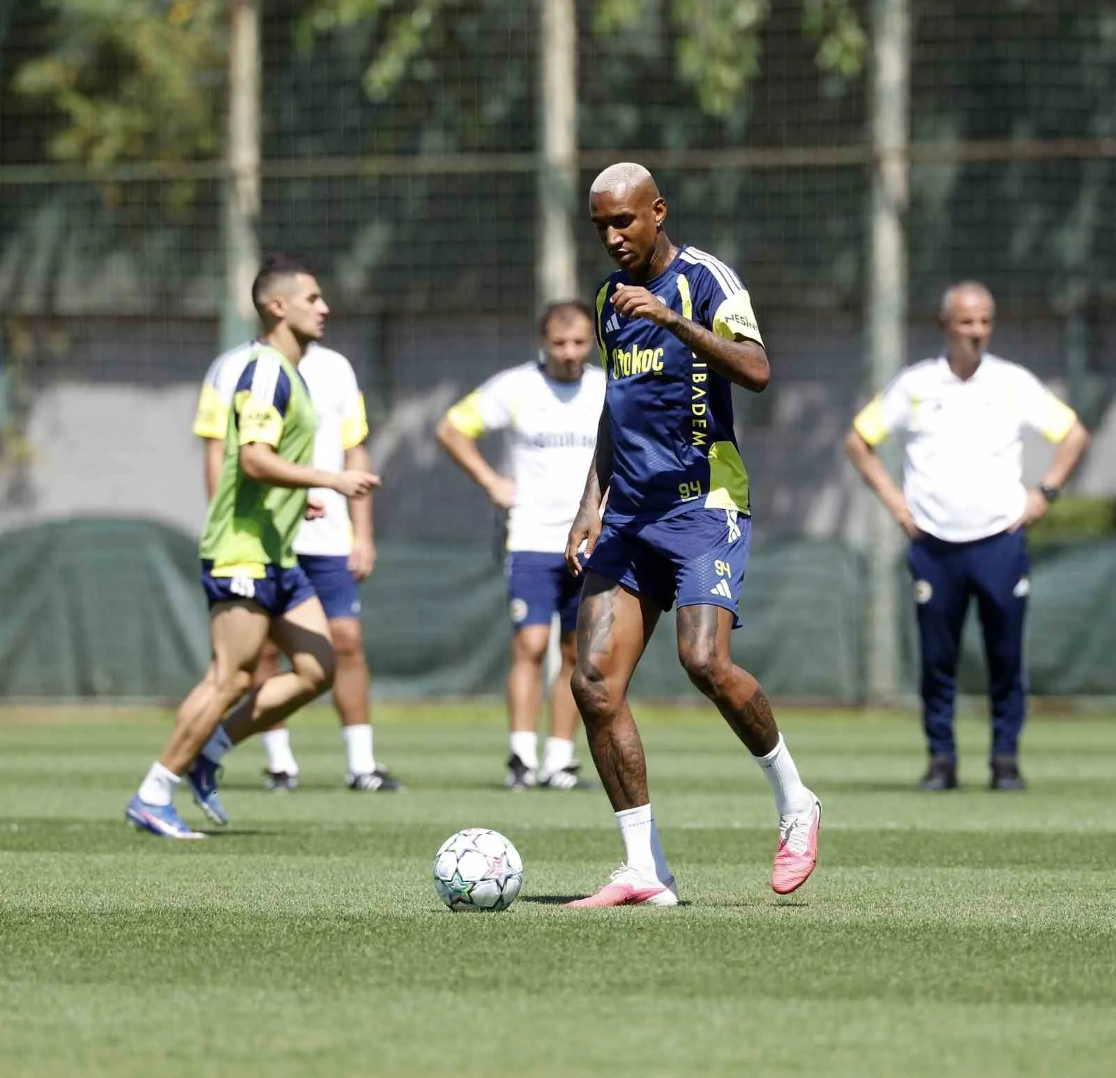 FENERBAHÇE, 26 AĞUSTOS ÇARŞAMBA GÜNÜ DEPLASMANDA FRANSIZ EKİBİ LYON İLE OYNAYACAĞI UEFA ŞAMPİYONLAR LİGİ PLAY OFF TURU RÖVANŞ MAÇI HAZIRLIKLARINA BAŞLADI.