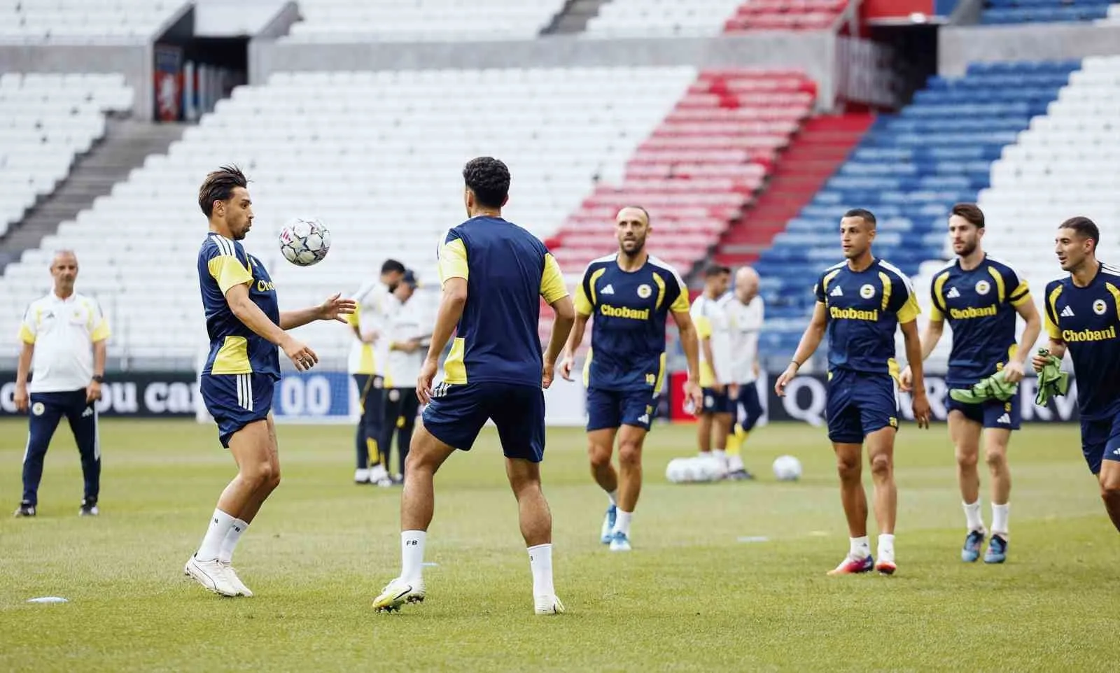 FENERBAHÇE, UEFA ŞAMPİYONLAR LİGİ PLAY OFF TURU RÖVANŞINDA YARIN DEPLASMANDA KARŞILAŞACAĞI LYON MAÇININ HAZIRLIKLARINI TAMAMLADI.