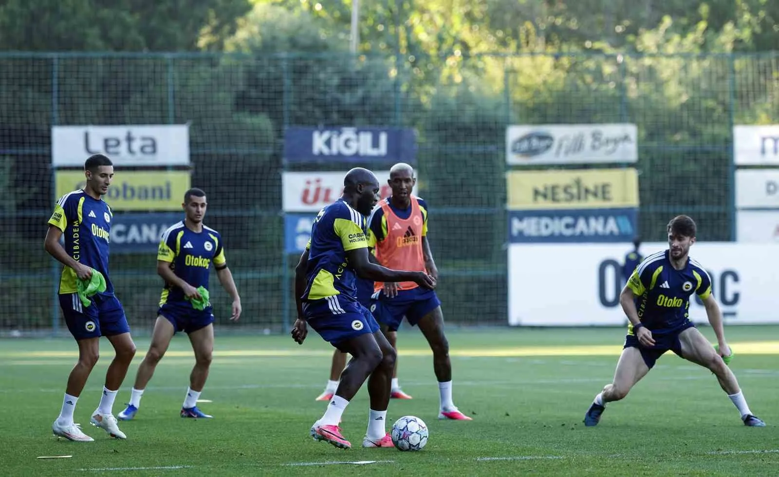 FENERBAHÇE, UEFA ŞAMPİYONLAR LİGİ PLAY-OFF TURU RÖVANŞINDA FRANSIZ EKİBİ LYON İLE OYNAYACAĞI MAÇIN HAZIRLIKLARINA YAPTIĞI ANTRENMANLA DEVAM ETTİ.