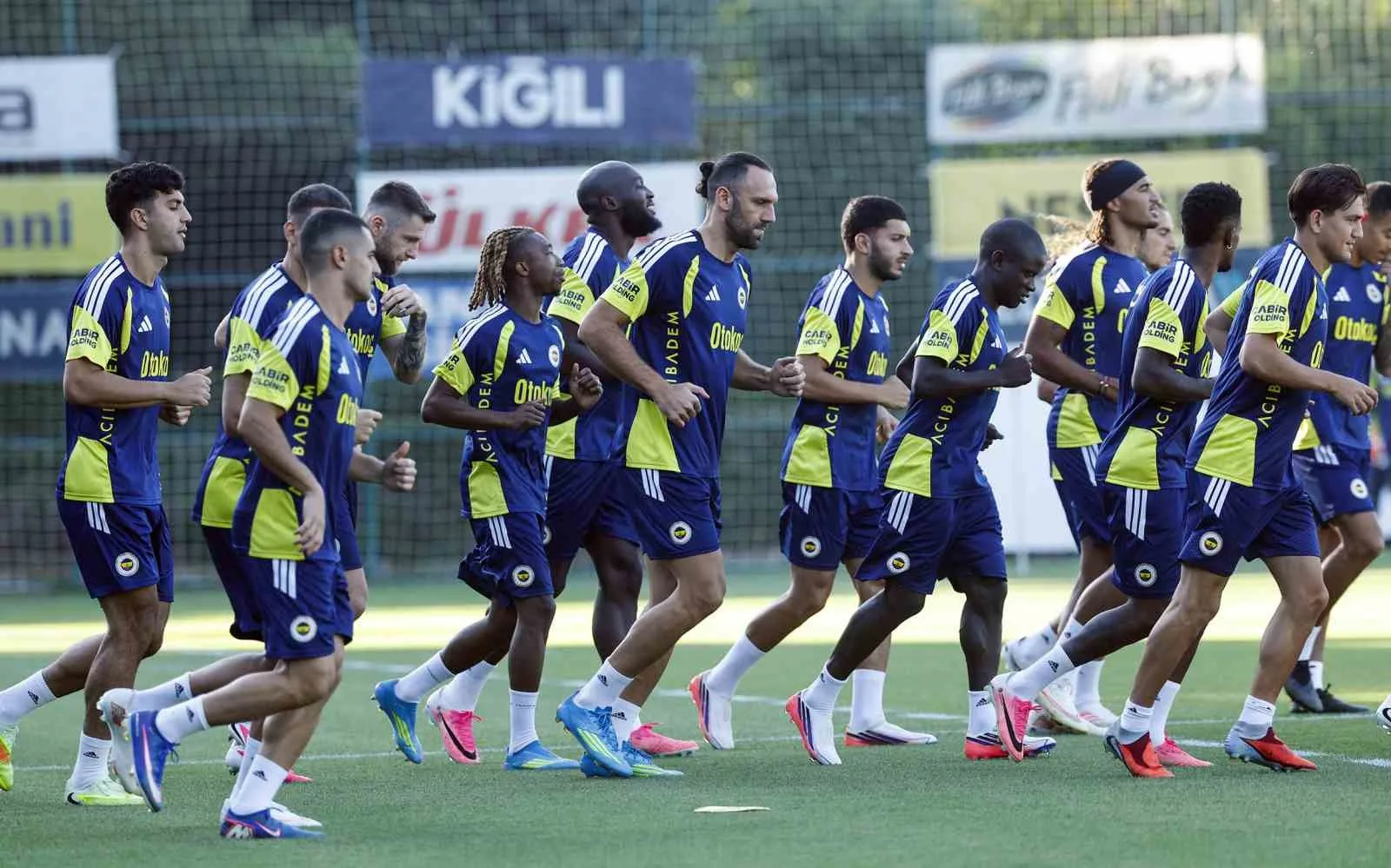 FENERBAHÇE, UEFA ŞAMPİYONLAR LİGİ PLAY-OFF TURU RÖVANŞINDA FRANSIZ EKİBİ LYON İLE OYNAYACAĞI MAÇIN HAZIRLIKLARINA YAPTIĞI ANTRENMANLA DEVAM ETTİ.