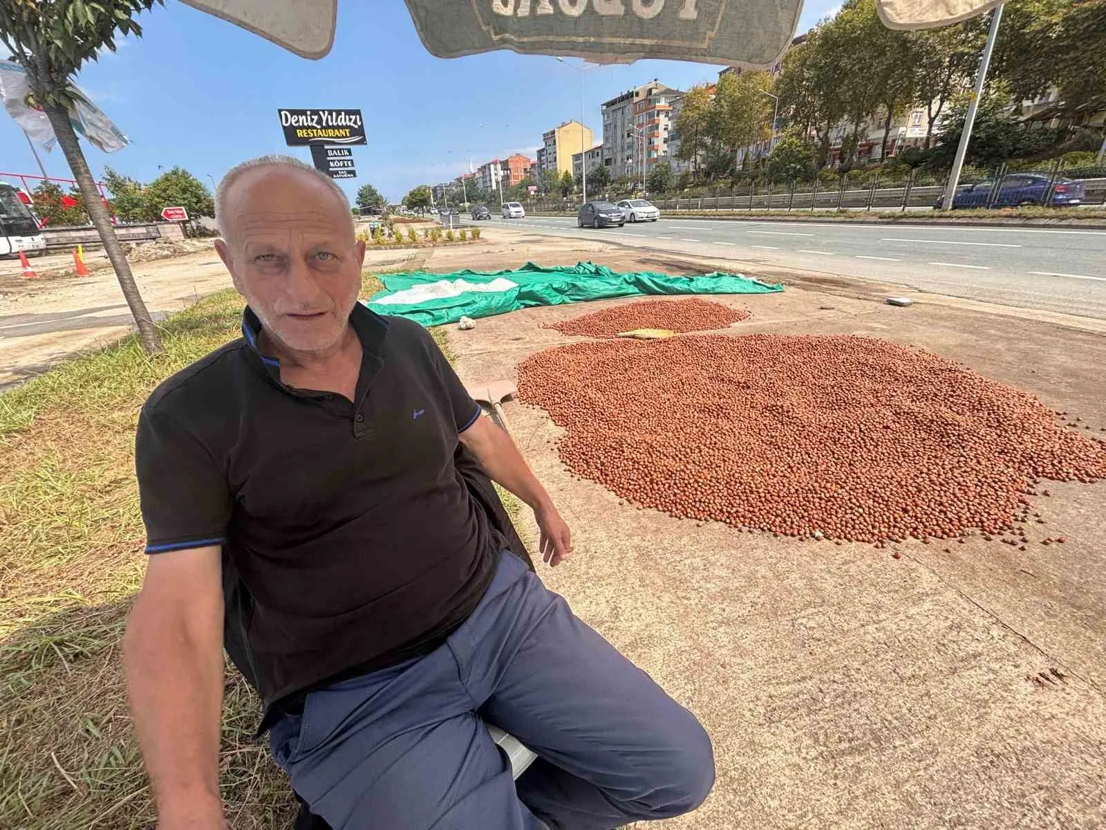ÜRETİCİ BAKİ ÖZER, GECE-GÜNDÜZ SAHİL YOLUNDA DURARAK FINDIĞI KURUTMAYA ÇALIŞTIKLARINI BELİRTTİ.