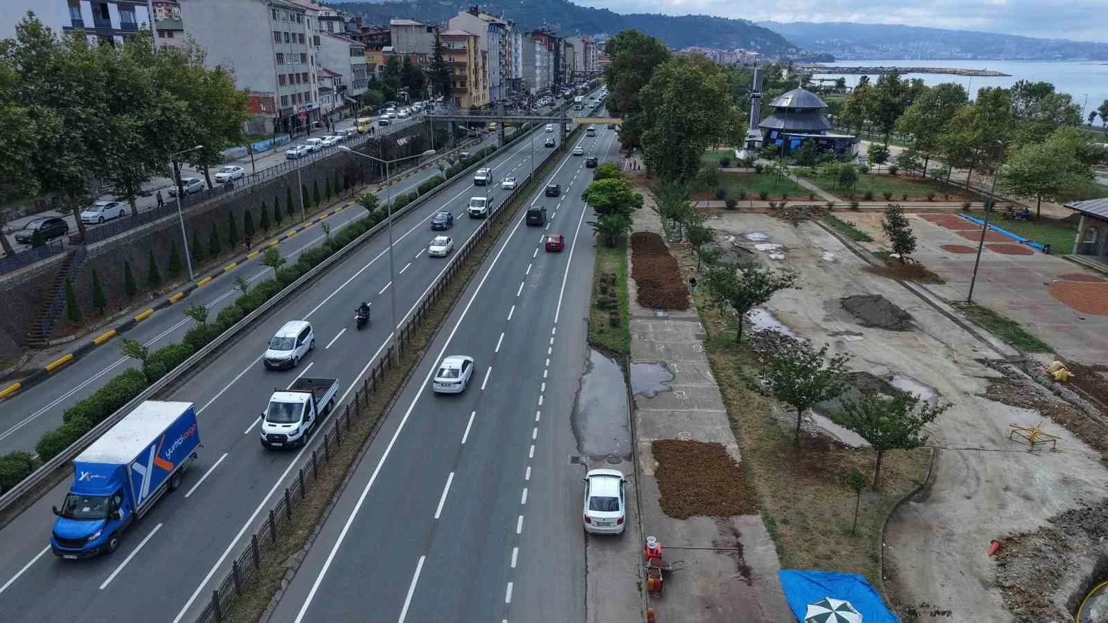 TRABZON’UN ARSİN İLÇESİNDE HASADIN ARDINDAN SAHİL YOLU KENARLARI FINDIK HARMANINA DÖNÜŞTÜ.