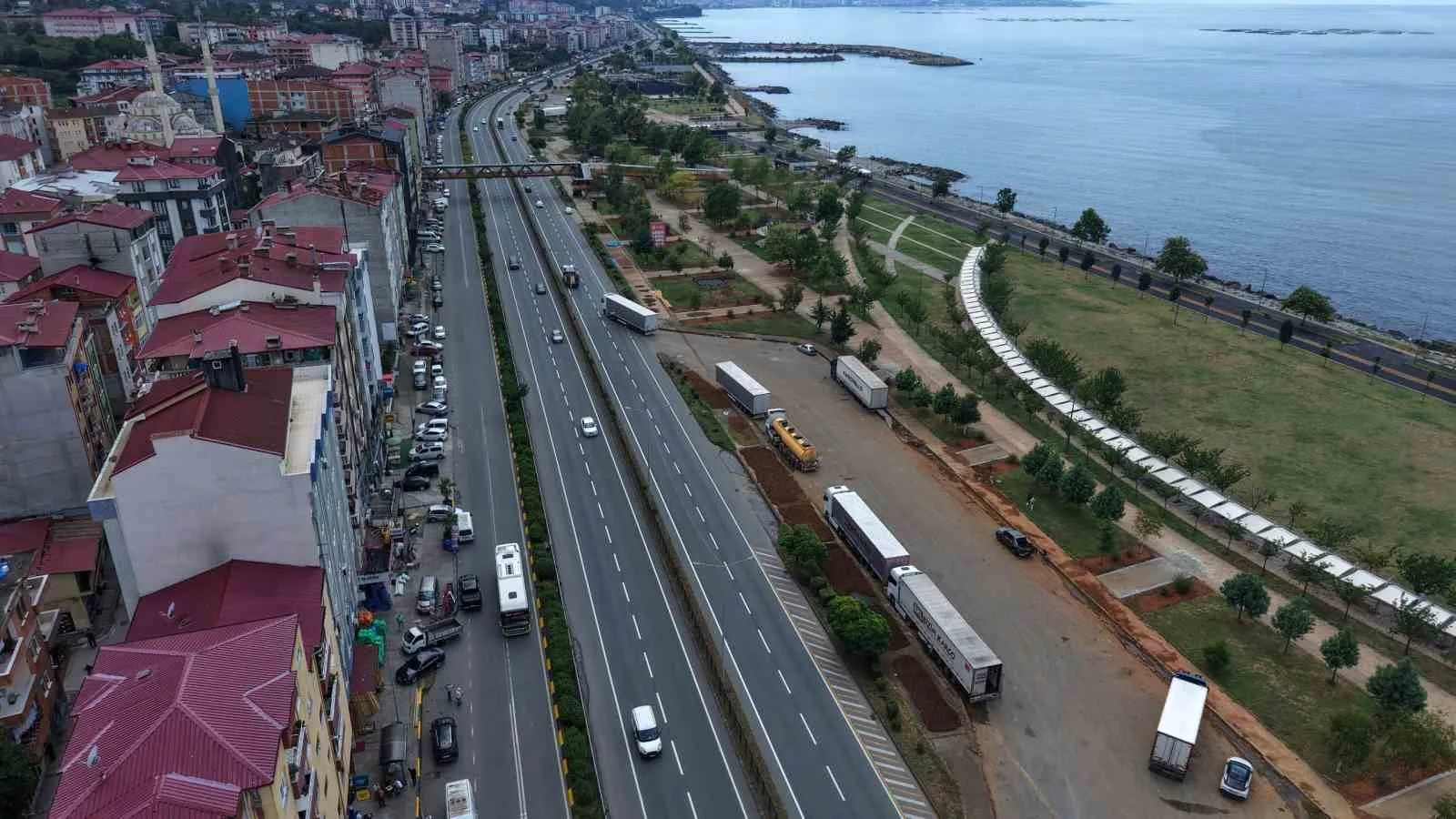 TRABZON’UN ARSİN İLÇESİNDE HASADIN ARDINDAN SAHİL YOLU KENARLARI FINDIK HARMANINA DÖNÜŞTÜ.