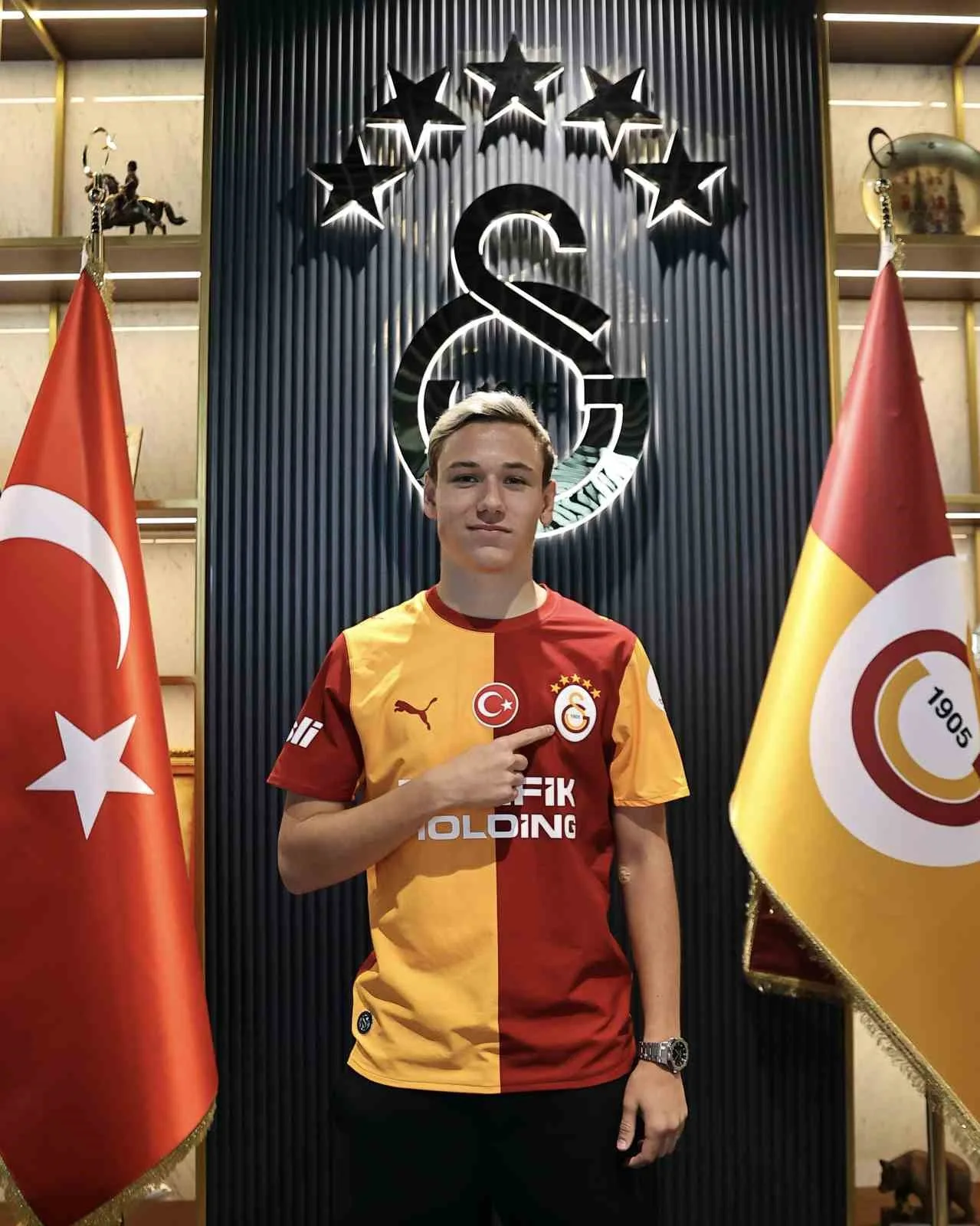 GALATASARAY, ALEKSEY BATRAKOV İLE 5 YILLIK SÖZLEŞME İMZALADI