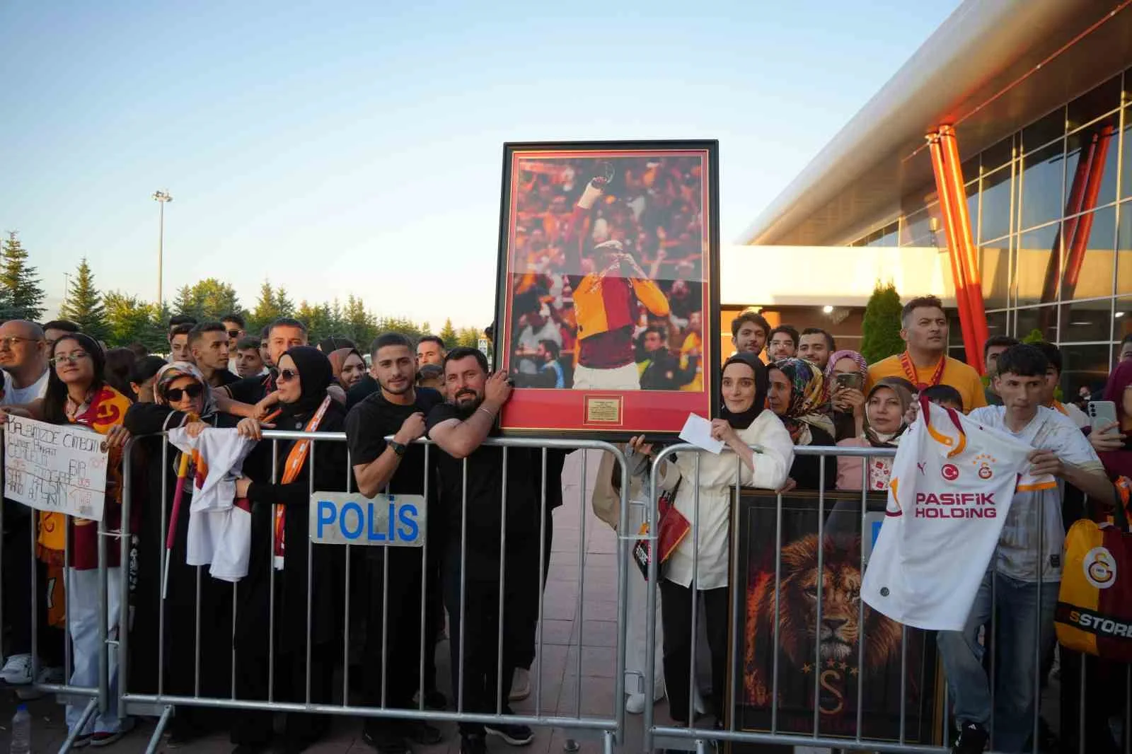 GALATASARAY'I ERZURUM’DA TARAFTARLAR COŞKUYLA KARŞILADI