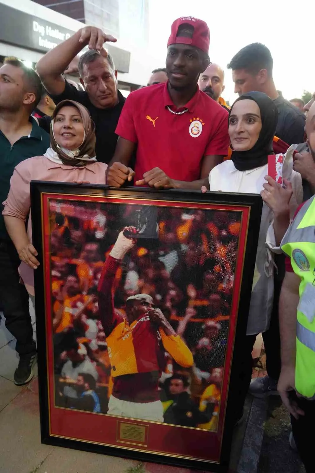 SARI-KIRMIZILI TARAFTARLAR YILDIZ FUTBOLCU VİCTOR OSİMHEN VE TEKNİK DİREKTÖR OKAN BURUK’A YOĞUN İLGİ GÖSTERDİ.