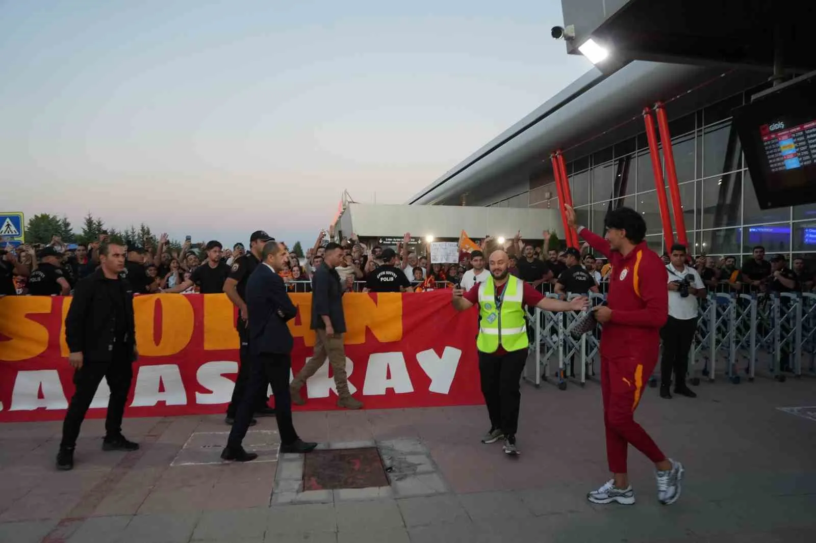 GALATASARAY'I ERZURUM’DA TARAFTARLAR COŞKUYLA KARŞILADI