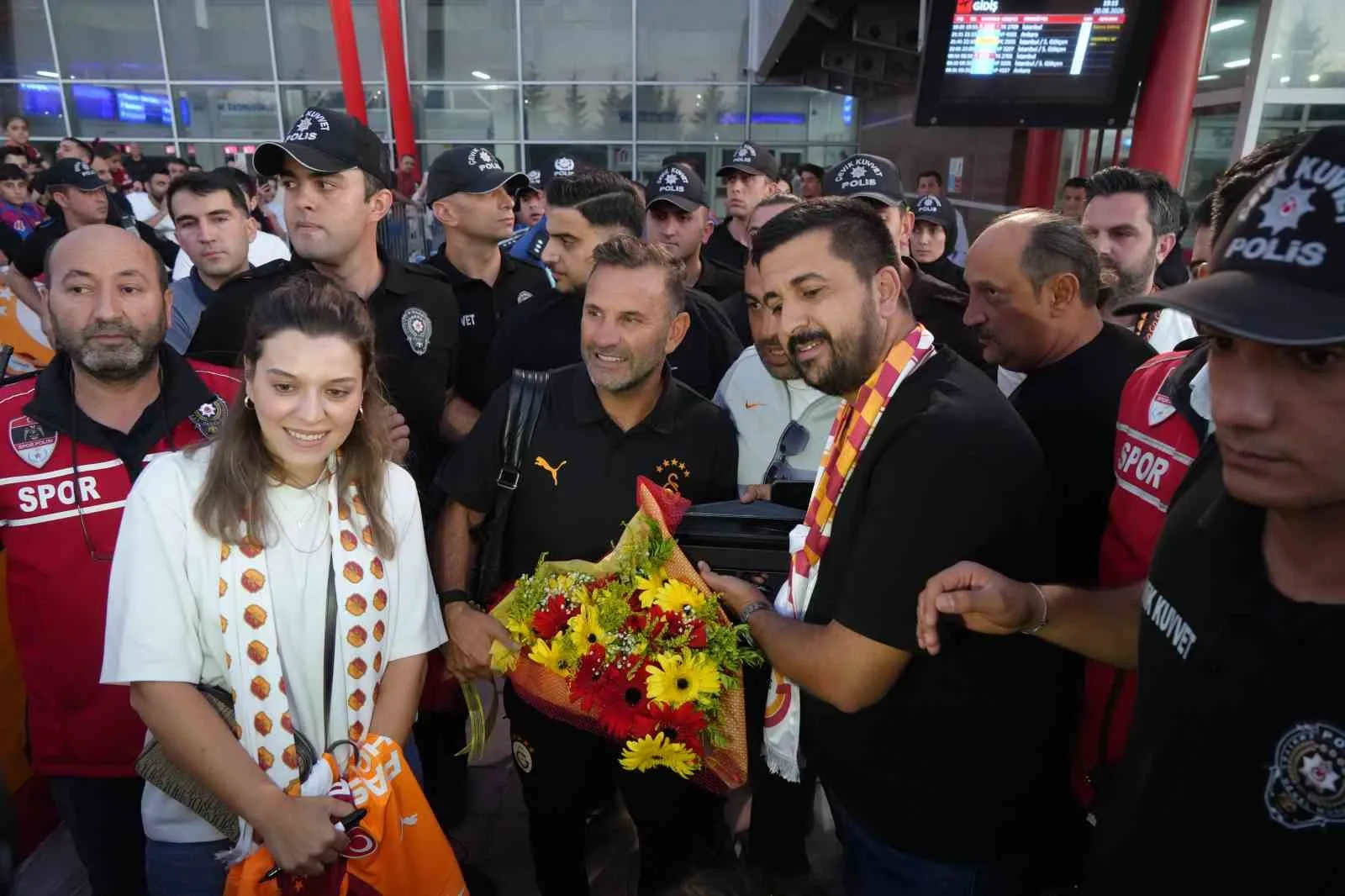 SARI-KIRMIZILI TARAFTARLAR YILDIZ FUTBOLCU VİCTOR OSİMHEN VE TEKNİK DİREKTÖR OKAN BURUK’A YOĞUN İLGİ GÖSTERDİ.