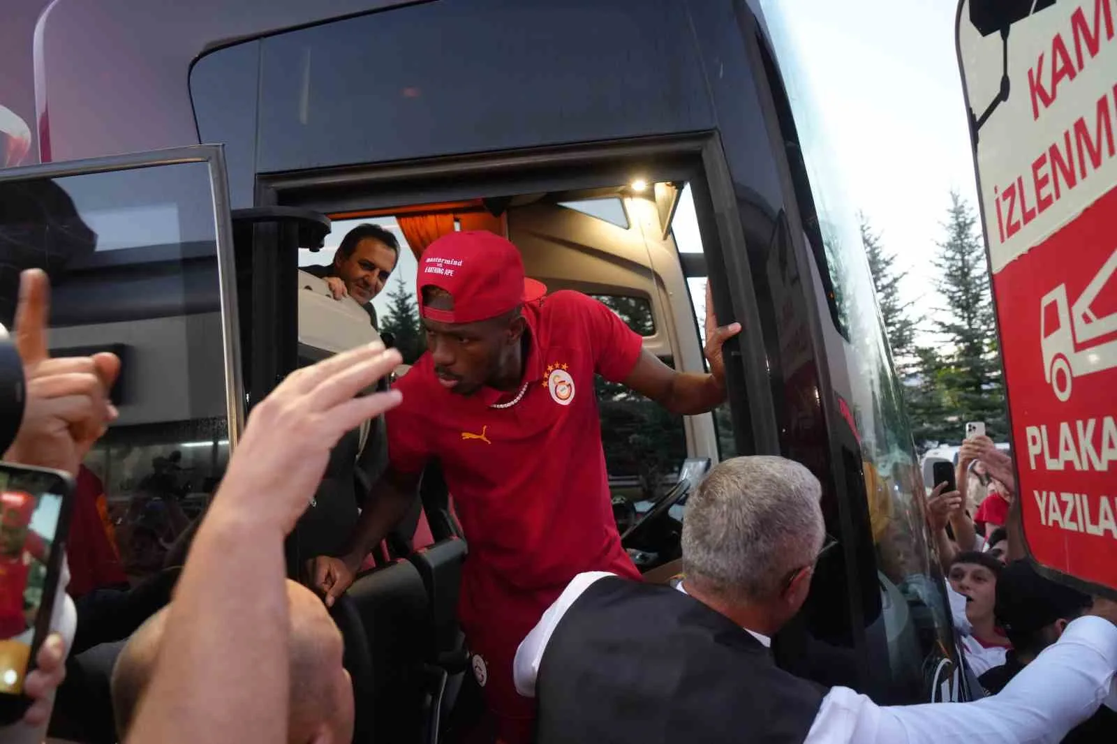 SARI-KIRMIZILI TARAFTARLAR YILDIZ FUTBOLCU VİCTOR OSİMHEN VE TEKNİK DİREKTÖR OKAN BURUK’A YOĞUN İLGİ GÖSTERDİ.