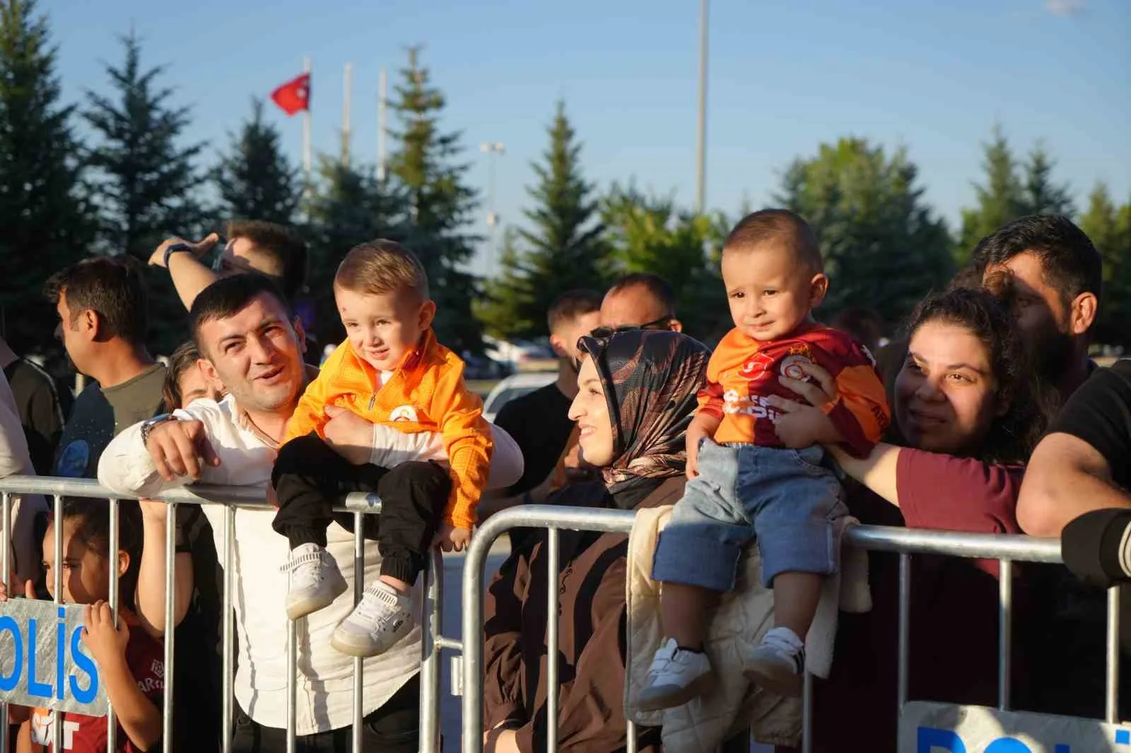 GALATASARAY'I ERZURUM’DA TARAFTARLAR COŞKUYLA KARŞILADI