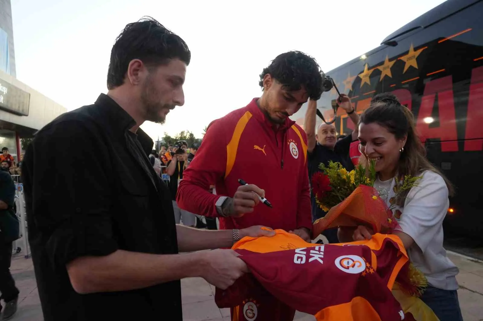 GALATASARAY'I ERZURUM’DA TARAFTARLAR COŞKUYLA KARŞILADI