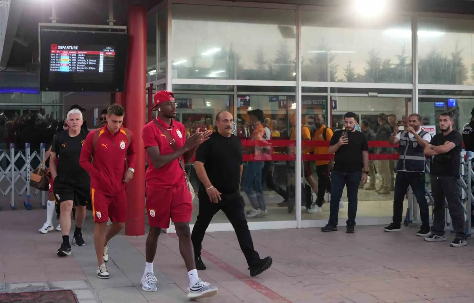 GALATASARAY'I ERZURUM’DA TARAFTARLAR COŞKUYLA KARŞILADI