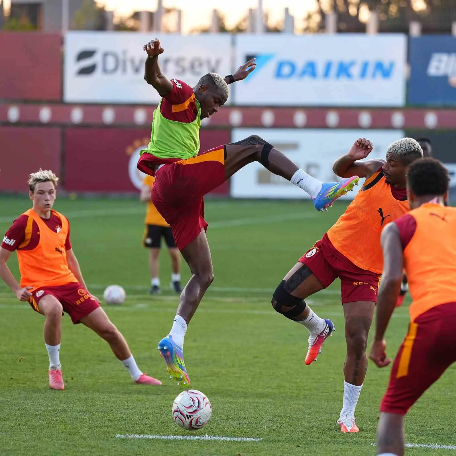 GALATASARAY, TRENDYOL SÜPER LİG’İN 3. HAFTASINDA GÖZTEPE İLE OYNAYACAĞI MAÇIN HAZIRLIKLARINI BUGÜN YAPTIĞI ANTRENMANLA SÜRDÜRDÜ.