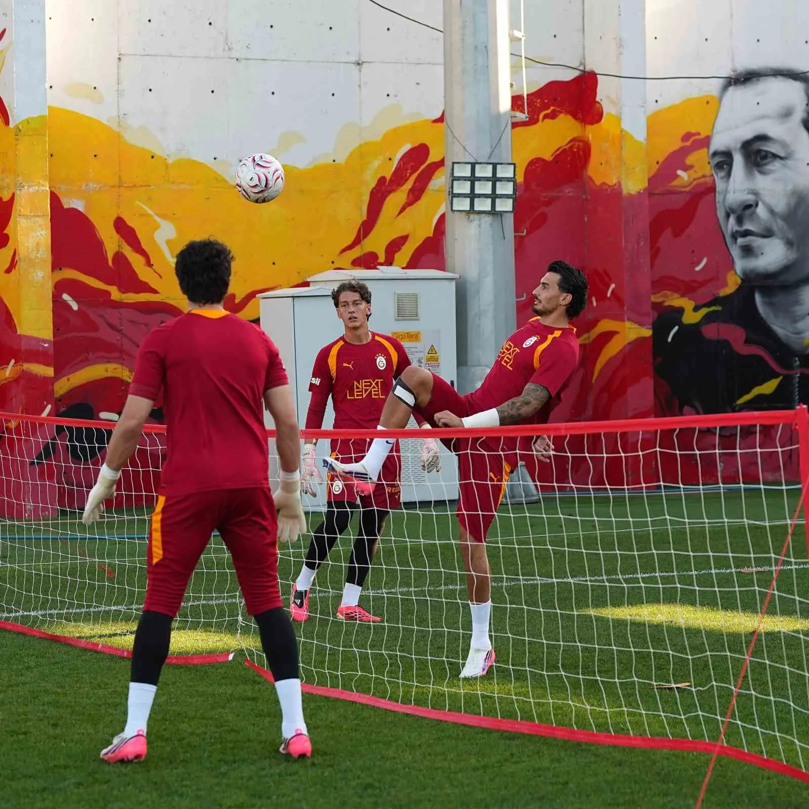 GALATASARAY, TRENDYOL SÜPER LİG’İN 3. HAFTASINDA GÖZTEPE İLE OYNAYACAĞI MAÇIN HAZIRLIKLARINA BUGÜN YAPTIĞI ANTRENMANLA BAŞLADI.