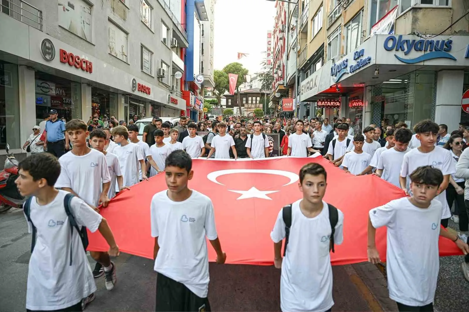 KURTDERELİ MEHMET PEHLİVAN ANISINA BU YIL 66. KEZ DÜZENLENEN GELENEKSEL KURTDERELİ MEHMET PEHLİVAN YAĞLI GÜREŞLERİ'NİN İLK GÜNÜ, KORTEJLE SONA ERDİ.