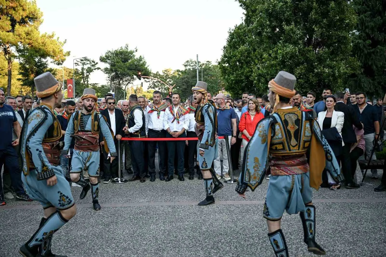KURTDERELİ MEHMET PEHLİVAN ANITI ÖNÜNDE PROGRAM YAPILDI