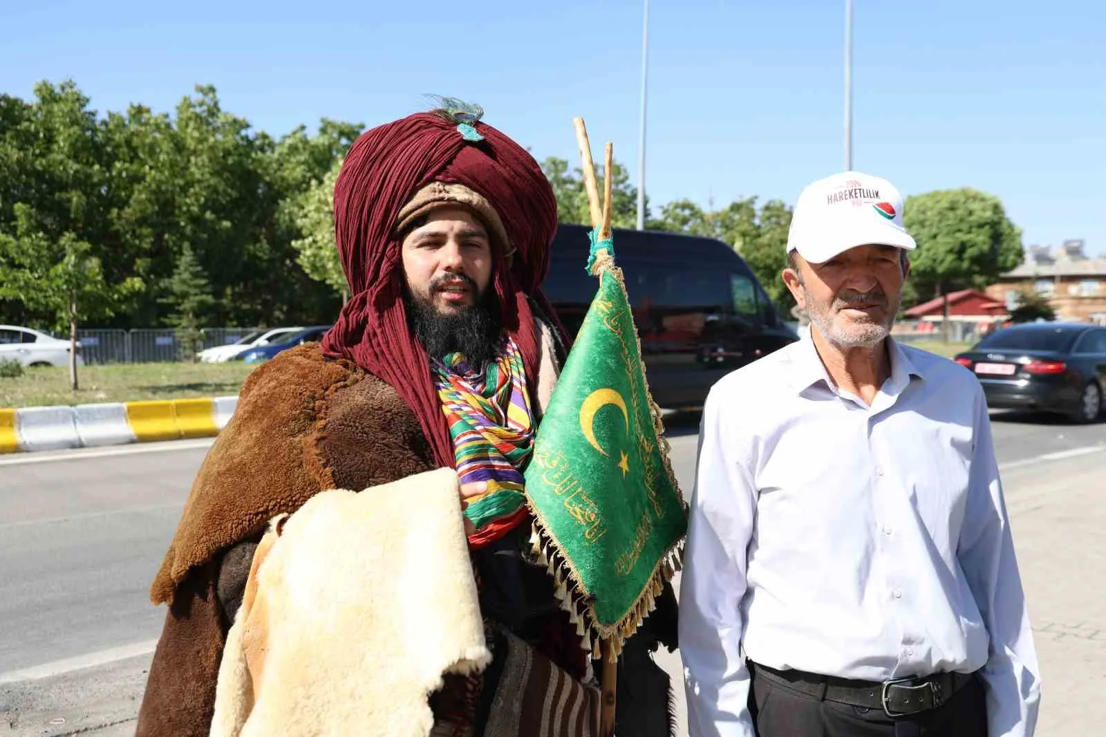 SELÇUKLU KÜLTÜRÜNÜ YAŞATMAK ADINA DÖNEMİN KIYAFETİYLE, CUMHURBAŞKANI RECEP TAYYİP ERDOĞAN’I GÖRMEK İÇİN BİTLİS’E GELEN SEYFULLAH MUTLU, "CUMHURBAŞKANIMIZ UZAKTAN DA OLSA BİZLERE EL SALLADI. REİSİMİZİ SEVİYORUZ. ALLAH BAŞIMIZDAN EKSİK ETMESİN. RABBİM ONA HAYIRLI ÖMÜRLER VERSİN