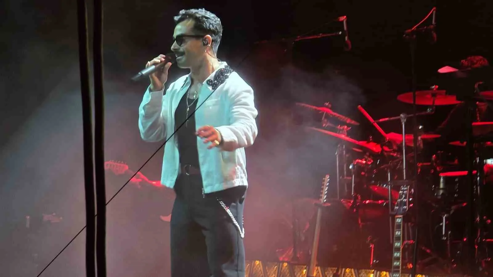 ZONGULDAK’IN KARADENİZ EREĞLİ İLÇESİNDE ÜNLÜ SANATÇI GÖKHAN TÜRKMEN’İN SAHNE ALDIĞI KONSER, ROMANTİK ANLARA SAHNE OLDU. 3M FİRMASININ ORGANİZASYONUYLA ACHERON AMFİ TİYATRO’DA DÜZENLENEN KONSERDE 9 ÇİFT, TÜRKMEN’İN ŞARKILARI EŞLİĞİNDE EVLİLİK TEKLİFİ ETTİ.