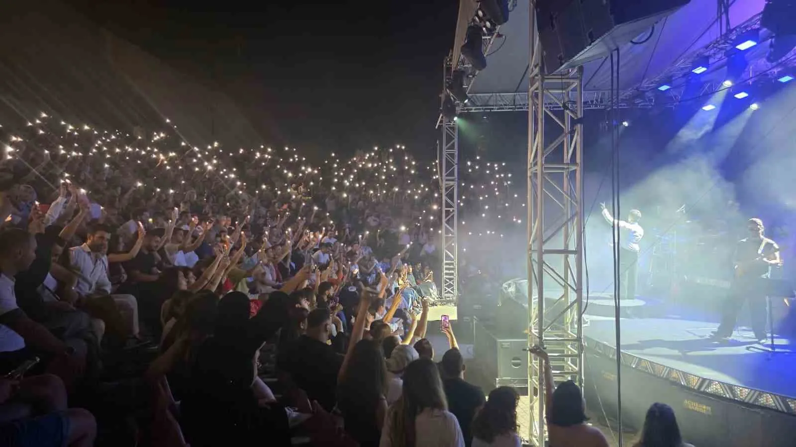 ZONGULDAK’IN KARADENİZ EREĞLİ İLÇESİNDE ÜNLÜ SANATÇI GÖKHAN TÜRKMEN’İN SAHNE ALDIĞI KONSER, ROMANTİK ANLARA SAHNE OLDU. 3M FİRMASININ ORGANİZASYONUYLA ACHERON AMFİ TİYATRO’DA DÜZENLENEN KONSERDE 9 ÇİFT, TÜRKMEN’İN ŞARKILARI EŞLİĞİNDE EVLİLİK TEKLİFİ ETTİ.