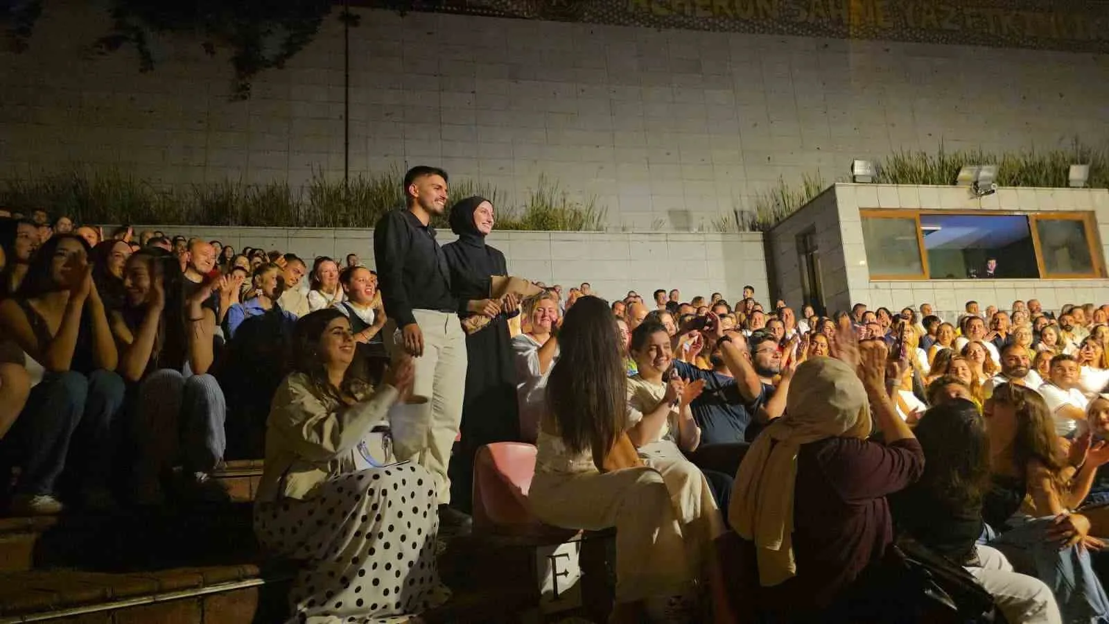 ZONGULDAK’IN KARADENİZ EREĞLİ İLÇESİNDE ÜNLÜ SANATÇI GÖKHAN TÜRKMEN’İN SAHNE ALDIĞI KONSER, ROMANTİK ANLARA SAHNE OLDU. 3M FİRMASININ ORGANİZASYONUYLA ACHERON AMFİ TİYATRO’DA DÜZENLENEN KONSERDE 9 ÇİFT, TÜRKMEN’İN ŞARKILARI EŞLİĞİNDE EVLİLİK TEKLİFİ ETTİ.