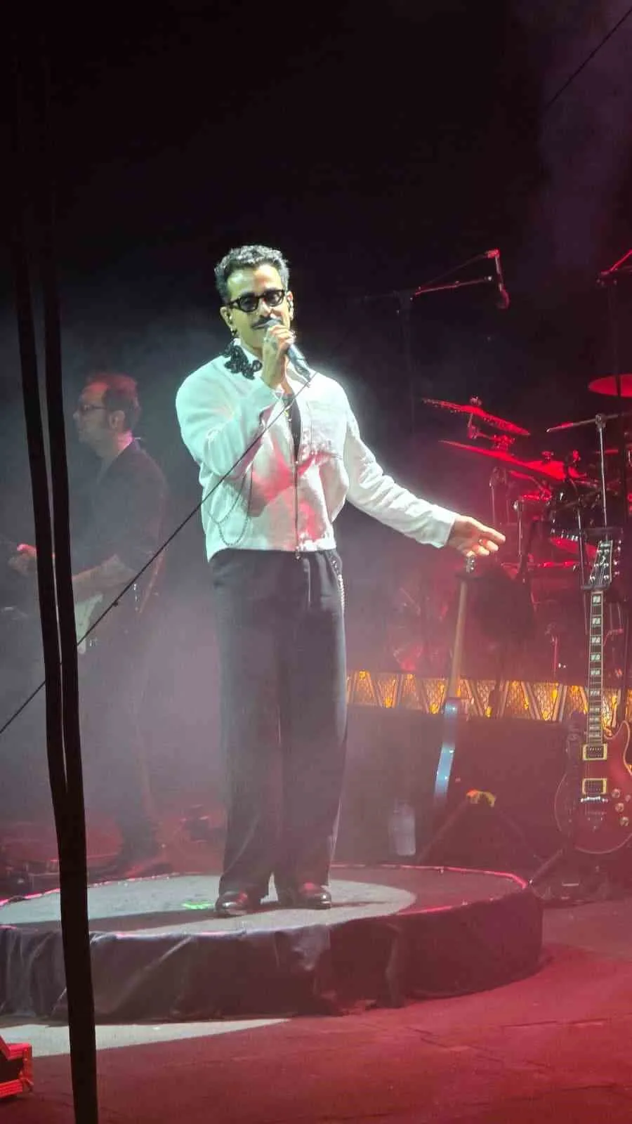 ZONGULDAK’IN KARADENİZ EREĞLİ İLÇESİNDE ÜNLÜ SANATÇI GÖKHAN TÜRKMEN’İN SAHNE ALDIĞI KONSER, ROMANTİK ANLARA SAHNE OLDU. 3M FİRMASININ ORGANİZASYONUYLA ACHERON AMFİ TİYATRO’DA DÜZENLENEN KONSERDE 9 ÇİFT, TÜRKMEN’İN ŞARKILARI EŞLİĞİNDE EVLİLİK TEKLİFİ ETTİ.