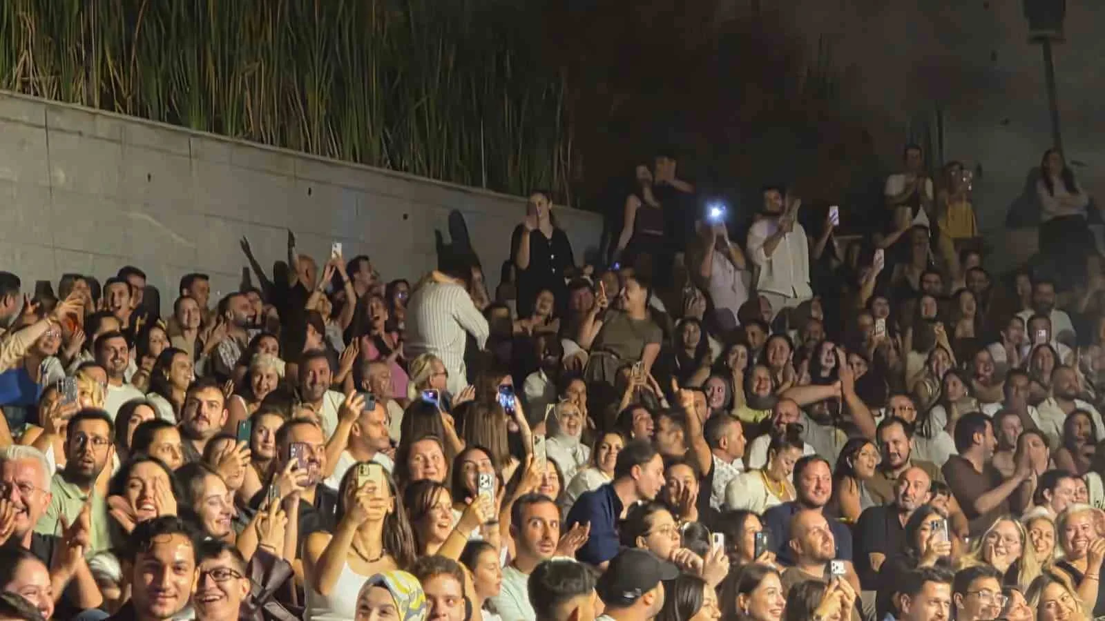 ZONGULDAK’IN KARADENİZ EREĞLİ İLÇESİNDE ÜNLÜ SANATÇI GÖKHAN TÜRKMEN’İN SAHNE ALDIĞI KONSER, ROMANTİK ANLARA SAHNE OLDU. 3M FİRMASININ ORGANİZASYONUYLA ACHERON AMFİ TİYATRO’DA DÜZENLENEN KONSERDE 9 ÇİFT, TÜRKMEN’İN ŞARKILARI EŞLİĞİNDE EVLİLİK TEKLİFİ ETTİ.