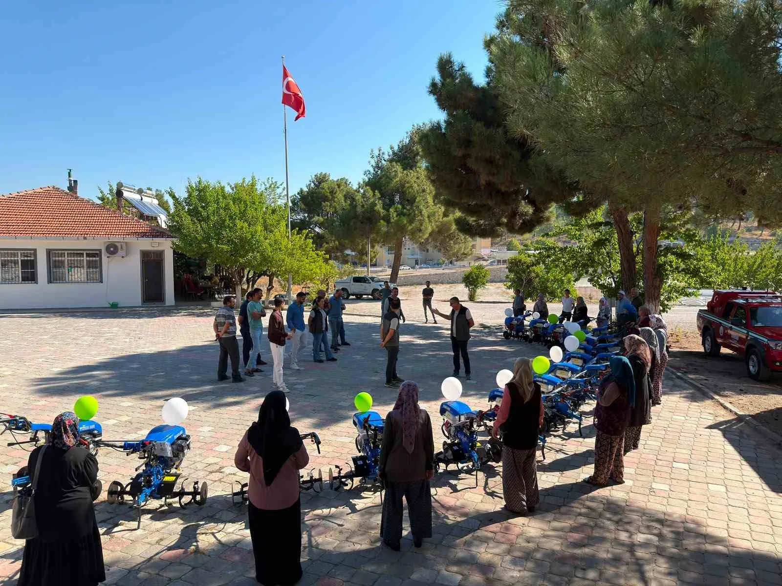 MANİSA’NIN GÖRDES İLÇESİNDE KIRSAL KALKINMANIN DESTEKLENMESİ AMACIYLA KADIN ÜRETİCİLERE YÜZDE 100 HİBELİ ÇAPA MOTORU DESTEĞİ SAĞLANDI. FUNDACIK, KARAYAĞCI VE TÜPÜLER MAHALLELERİNDE 15 HANEYE ÇAPA MOTORU TESLİM EDİLDİ.