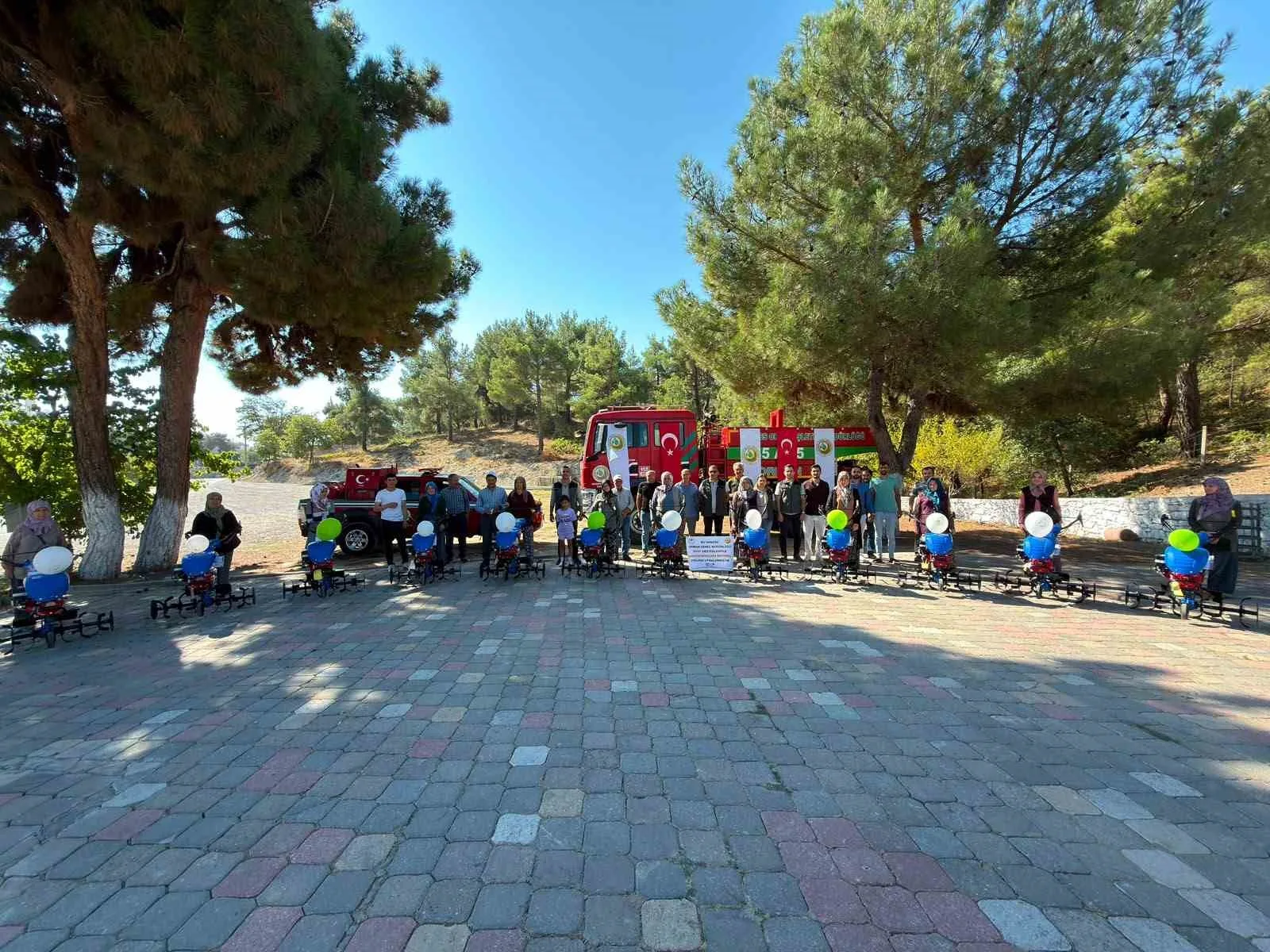MANİSA’NIN GÖRDES İLÇESİNDE KIRSAL KALKINMANIN DESTEKLENMESİ AMACIYLA KADIN ÜRETİCİLERE YÜZDE 100 HİBELİ ÇAPA MOTORU DESTEĞİ SAĞLANDI. FUNDACIK, KARAYAĞCI VE TÜPÜLER MAHALLELERİNDE 15 HANEYE ÇAPA MOTORU TESLİM EDİLDİ.