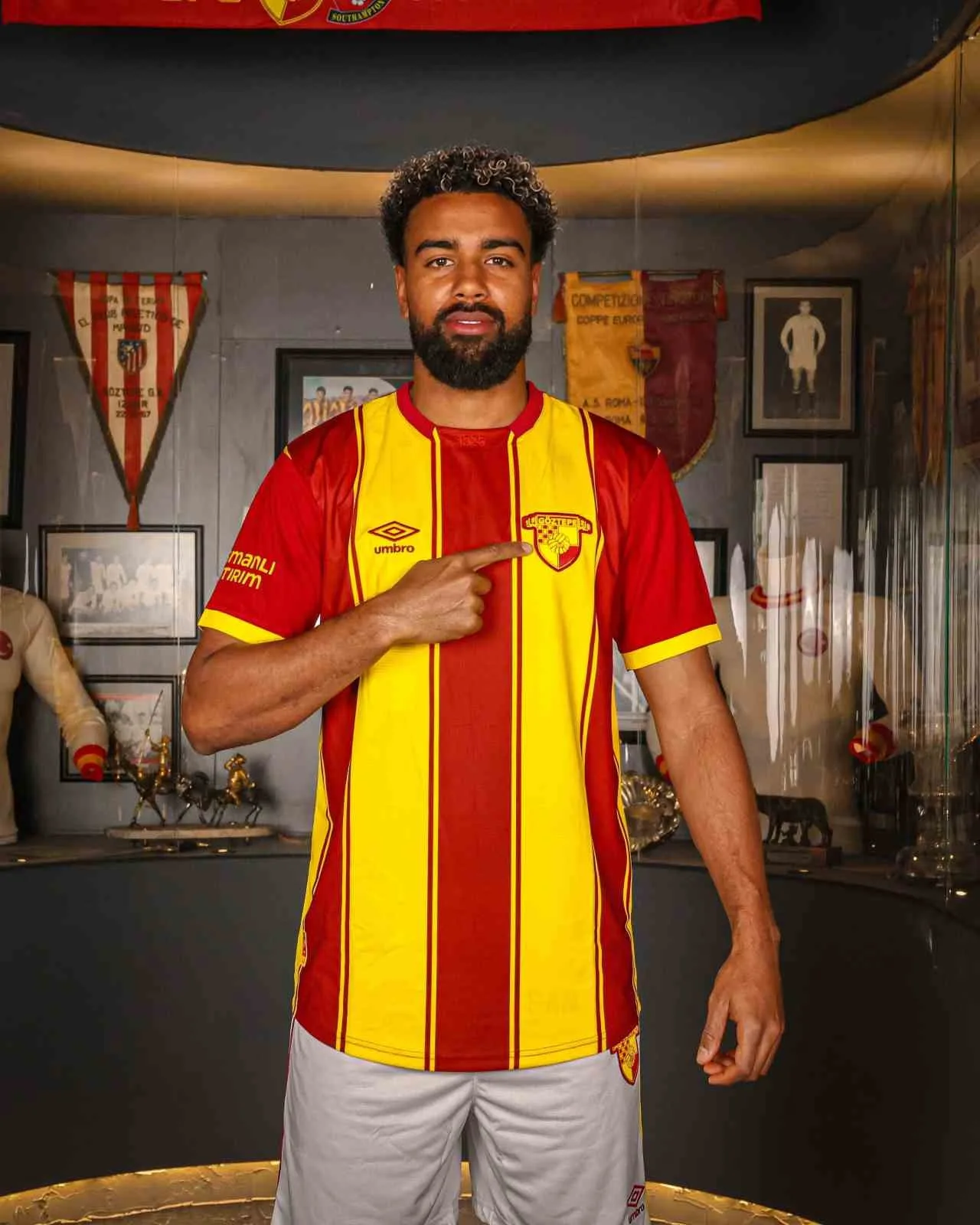 TRABZONSPOR İLE OYNANAN HAZIRLIK MAÇINDA SAKATLANAN SAVUNMA OYUNCUSU NOAH SONKO SUNDBERG'İN YAKLAŞIK 1 AY SAHALARDAN UZAK KALACAĞI ÖĞRENİLDİ. (ARŞİV)