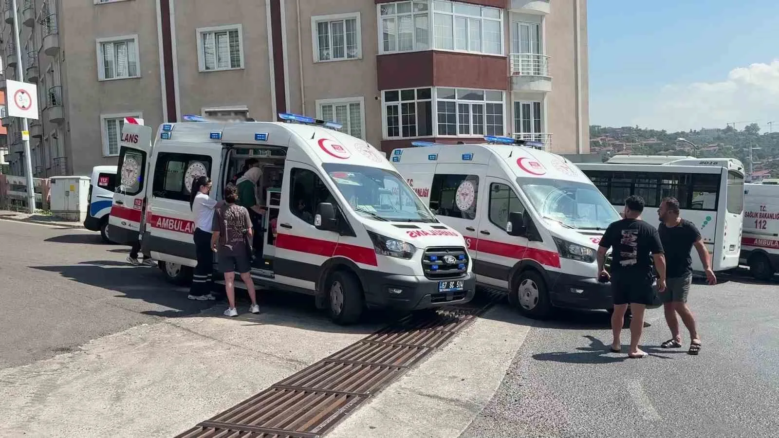 ZONGULDAK'IN KİLİMLİ İLÇESİNDE MEYDANA GELEN TRAFİK KAZASINDA ÖZEL HALK OTOBÜSÜ İLE OTOMOBİLİN ÇARPIŞMASI SONUCU 7 KİŞİ YARALANDI.
